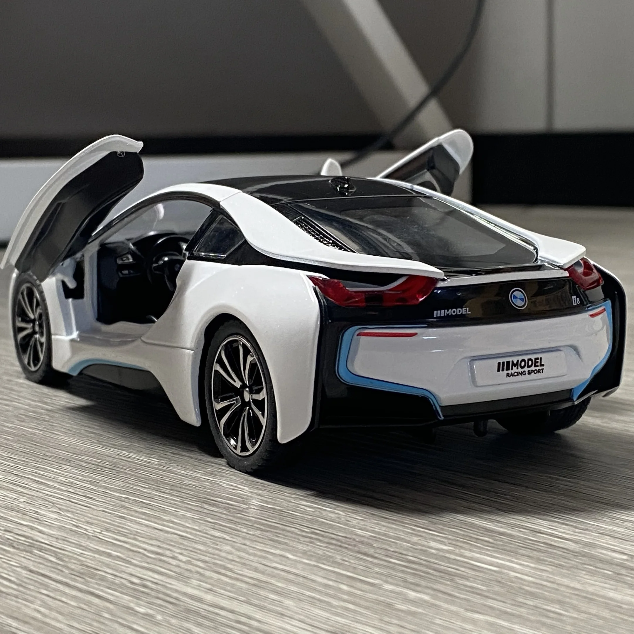 BMW I8 Super Hybrid Coupe Diecast Model 1:22 5 BMW I8 Super Hybrid Coupe Diecast Model 1:22 - Image 5
