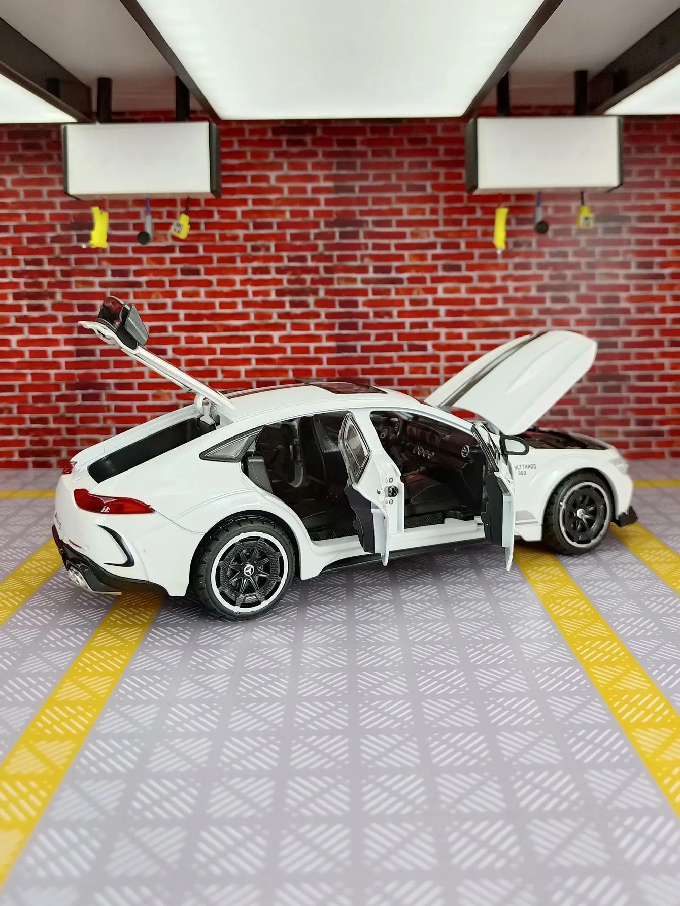 1:24 Scale Mercedes GT63 AMG Diecast Model 3 1:24 Scale Mercedes GT63 AMG Diecast Model - Image 3