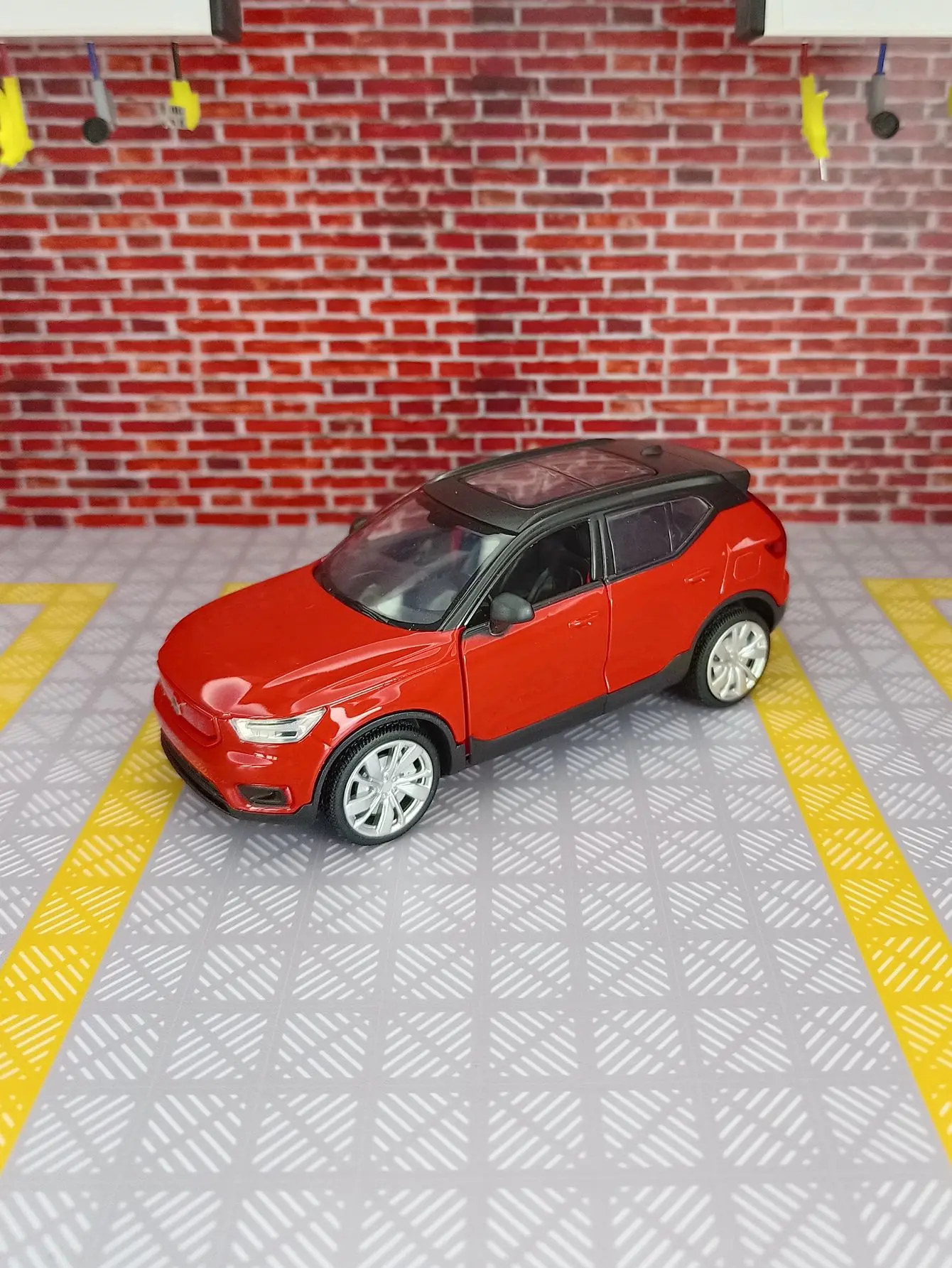 Volvo XC40 1:32 Scale Diecast Model 5 Volvo XC40 1:32 Scale Diecast Model - Image 5