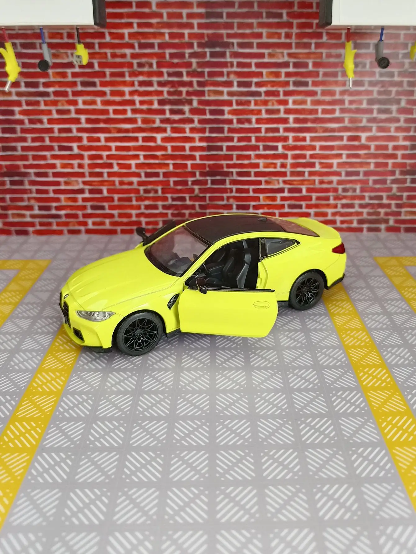 1/32 Scale BMW M4 G82 Diecast Model Car 4 1/32 Scale BMW M4 G82 Diecast Model Car - Image 4