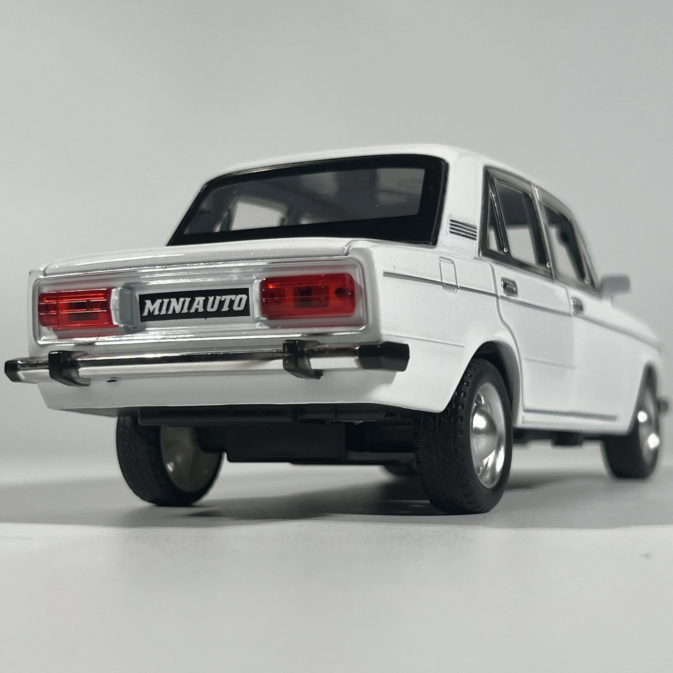 1:24 LADA 2106 Alloy Diecast Model Car 5 1:24 LADA 2106 Alloy Diecast Model Car - Image 5