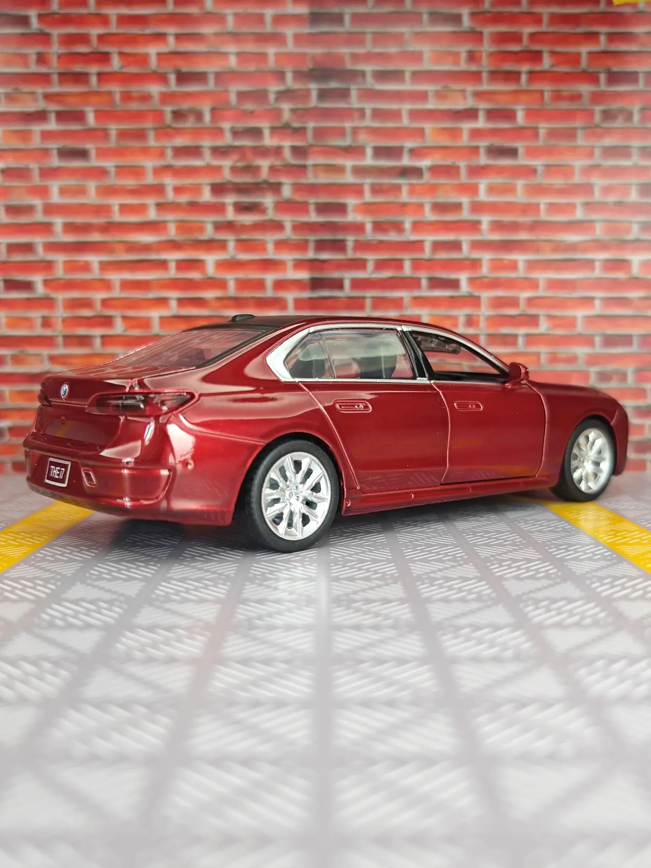 BMW I7 1:32 Scale Alloy Model Car 2 BMW I7 1:32 Scale Alloy Model Car - Image 2