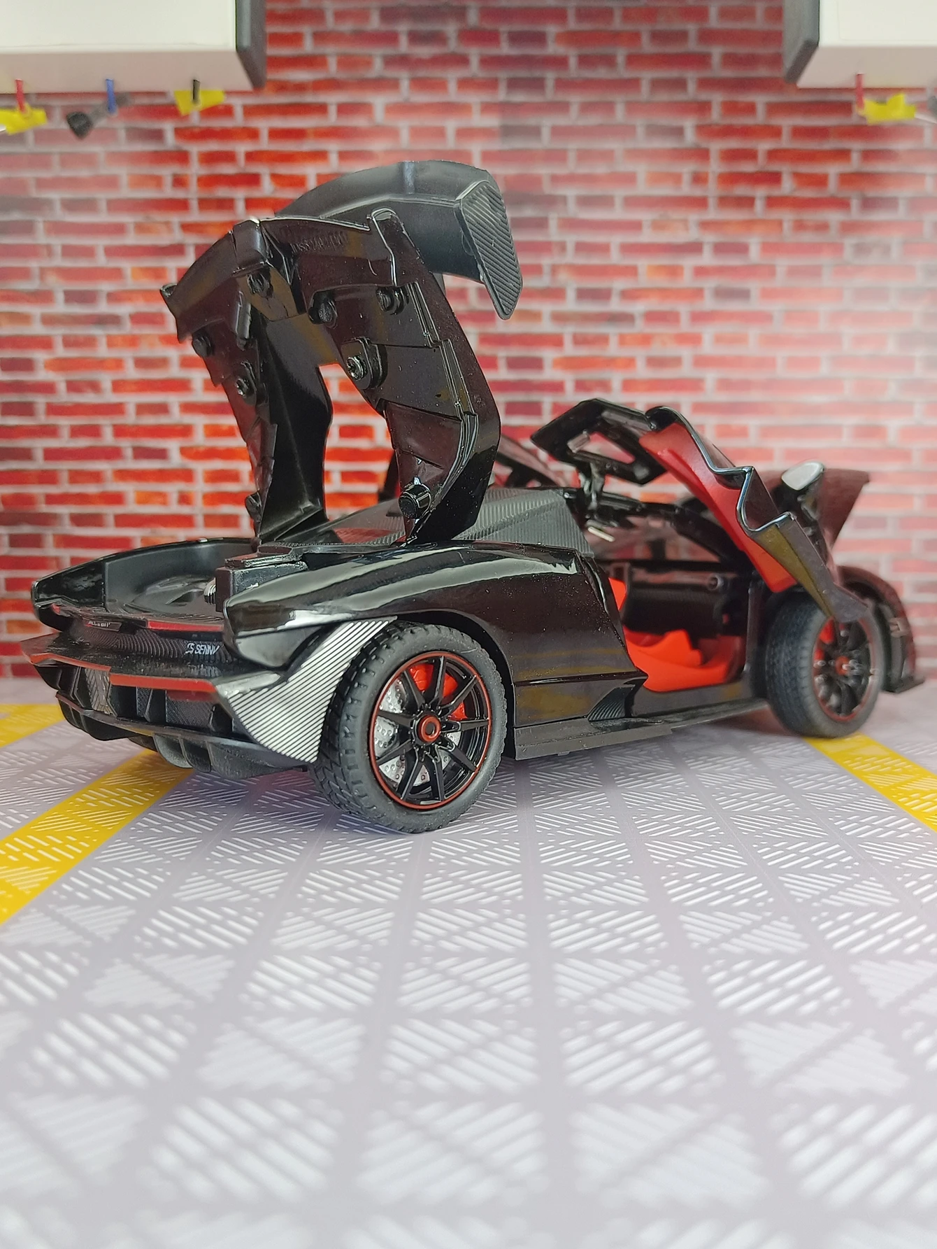 1:24 McLaren Senna Supercar Diecast Model 6 1:24 McLaren Senna Supercar Diecast Model - Image 6