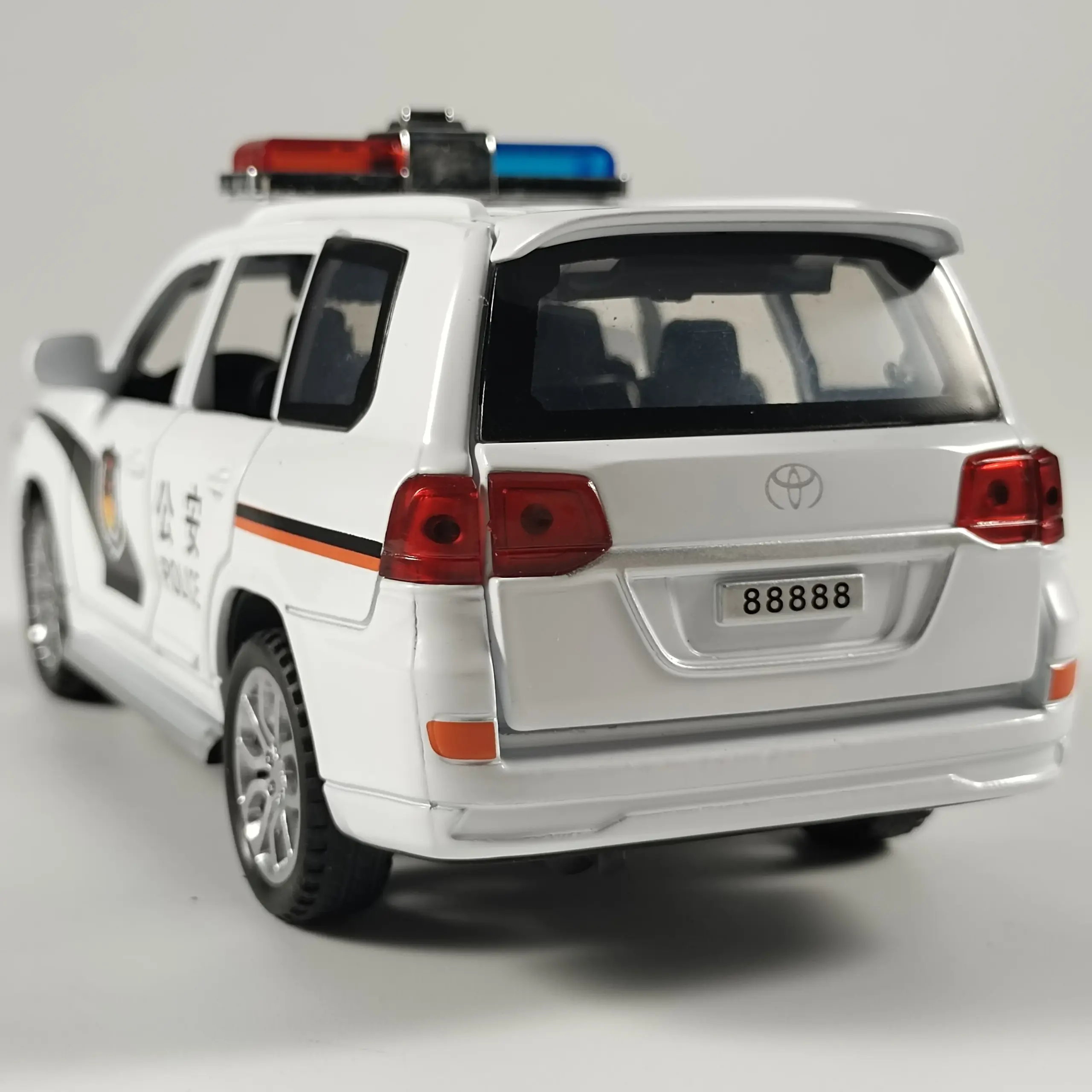 1:32 Scale Toyota Cruiser Police Diecast Model 5 1:32 Scale Toyota Cruiser Police Diecast Model - Image 5