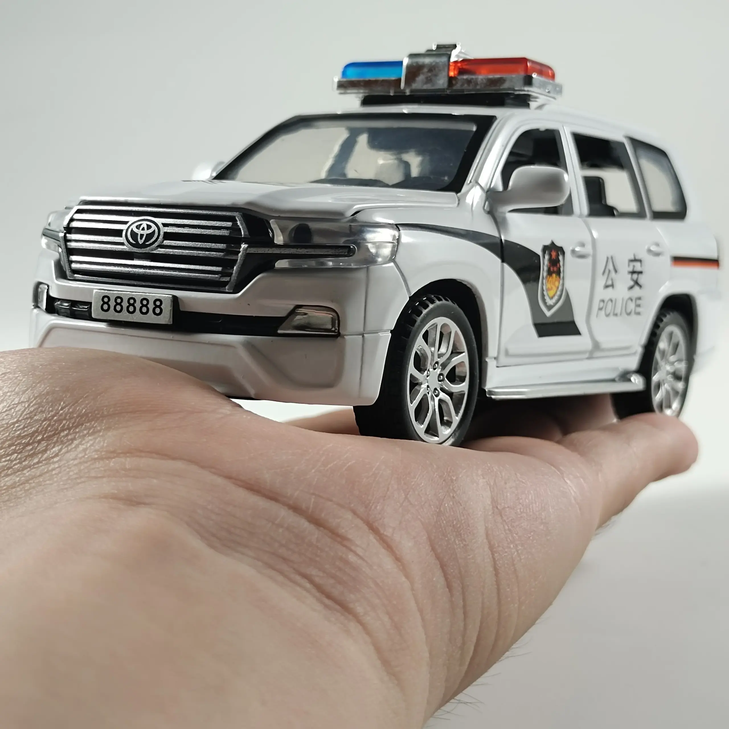 1:32 Scale Toyota Cruiser Police Diecast Model 6 1:32 Scale Toyota Cruiser Police Diecast Model - Image 6