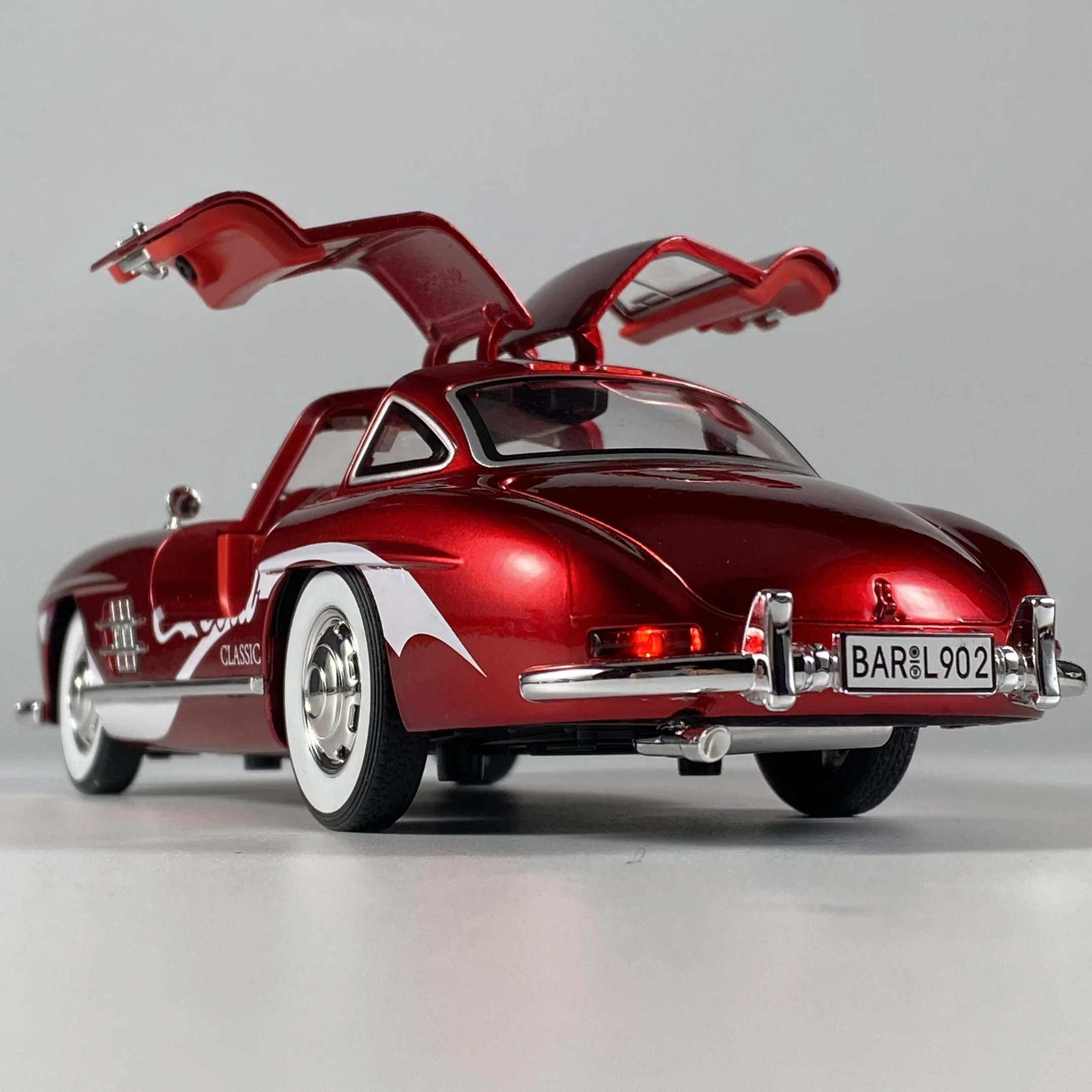 1:24 Scale Red Benz 300SL Diecast Model 6 1:24 Scale Red Benz 300SL Diecast Model - Image 6