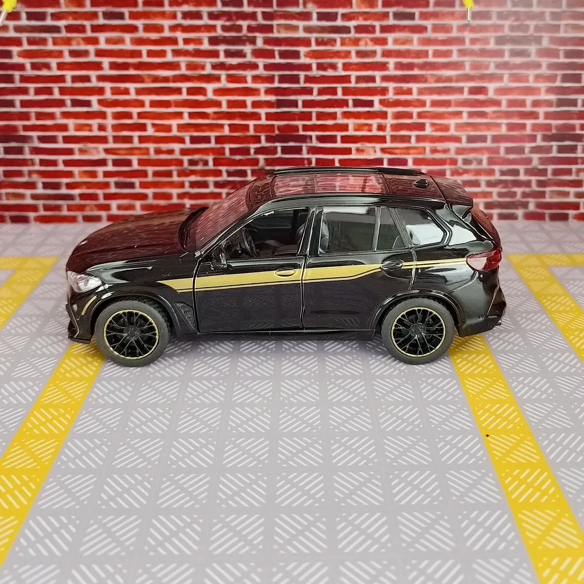 1:32 Scale BMW X5M Diecast Model Car 7 1:32 Scale BMW X5M Diecast Model Car - Image 7