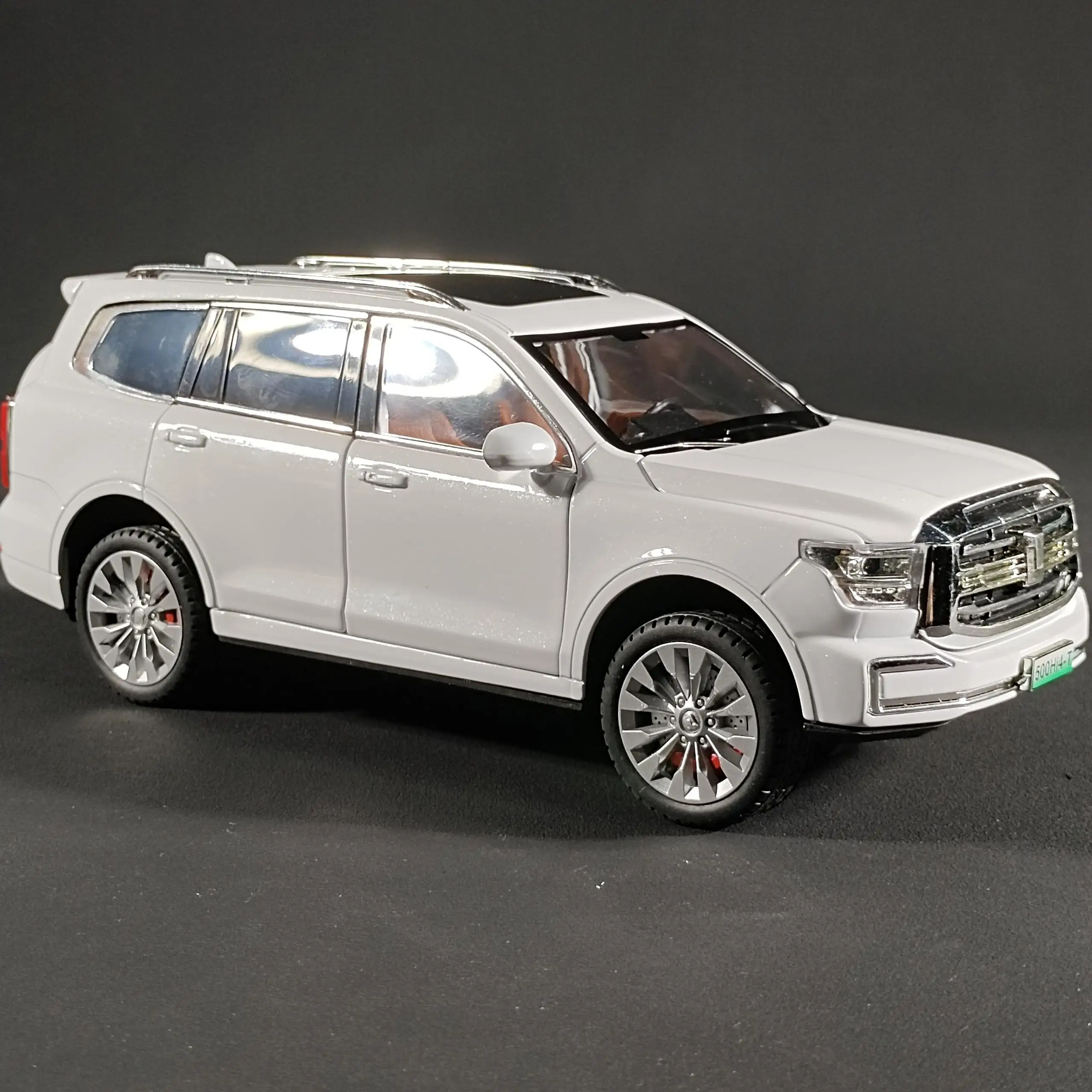 Stunning 1:24 Scale Gold SUV Tank Model 2 Stunning 1:24 Scale Gold SUV Tank Model - Image 2