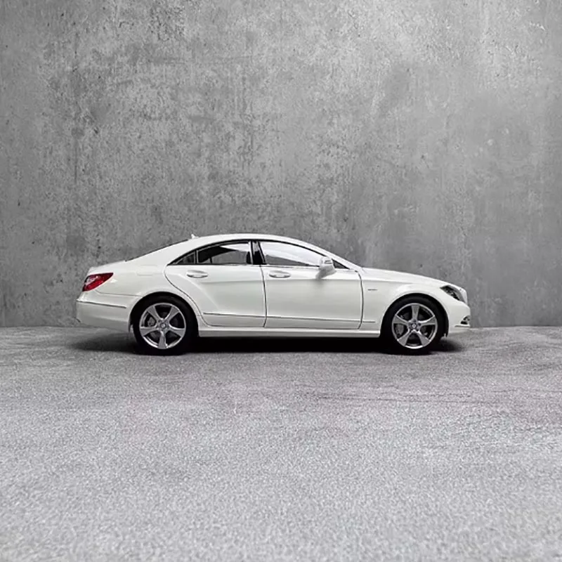 NOREV 1:18 Scale CLS Hunting Car Model 2 NOREV 1:18 Scale CLS Hunting Car Model - Image 2