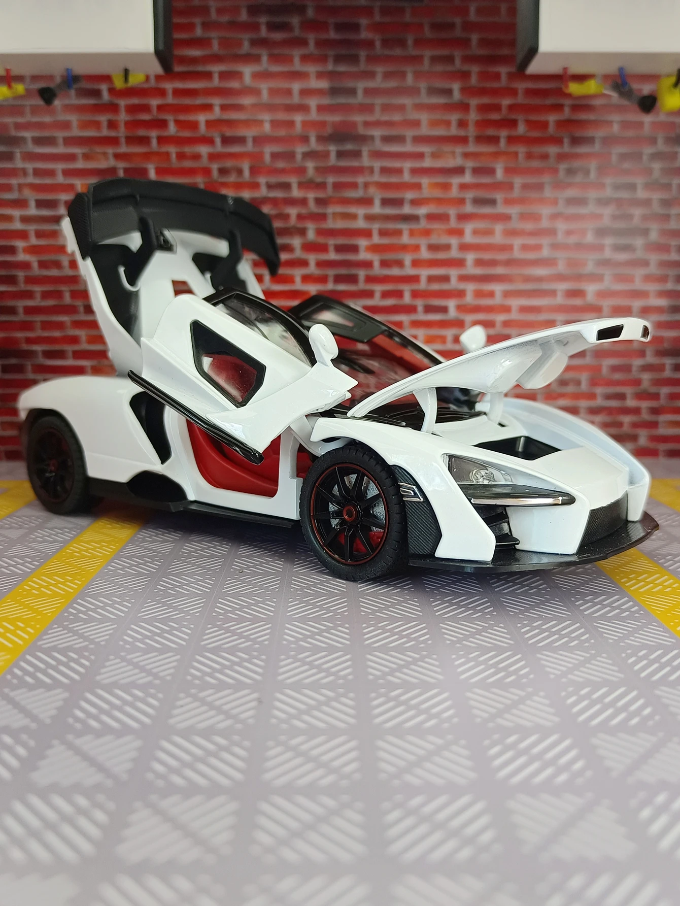 1:24 McLaren Senna Supercar Diecast Model 3 1:24 McLaren Senna Supercar Diecast Model - Image 3