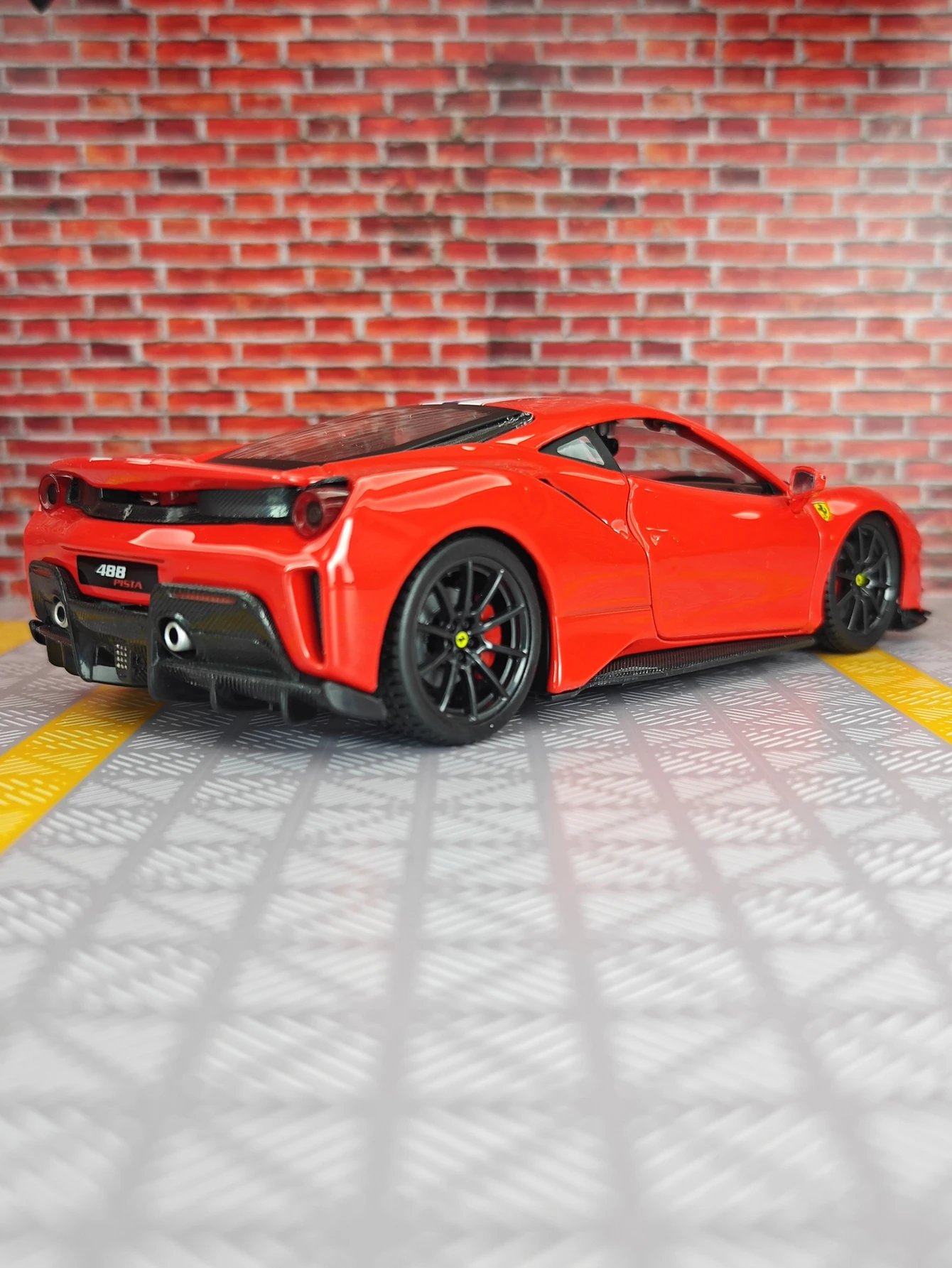Ferrari 488 PISTA 1:24 Scale Diecast Model 5 Ferrari 488 PISTA 1:24 Scale Diecast Model - Image 5