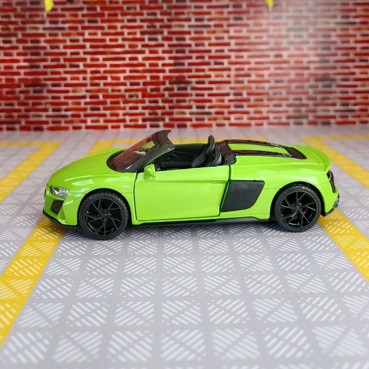 1/32 Scale Audi R8 Spyder Diecast Model Car 8 1/32 Scale Audi R8 Spyder Diecast Model Car - Image 8