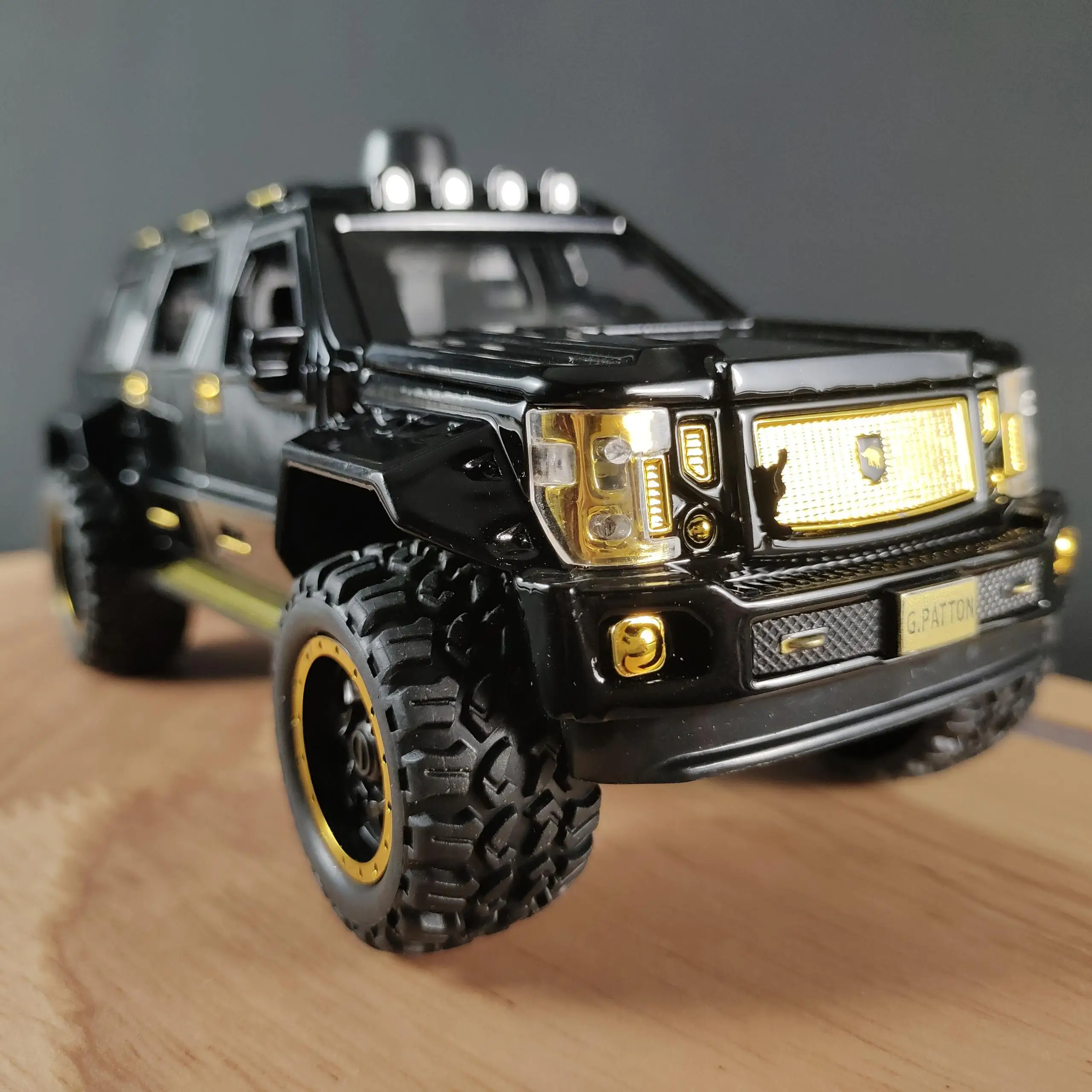 1:24 Scale Diecast Off-Road Vehicle Model 4 1:24 Scale Diecast Off-Road Vehicle Model - Image 4