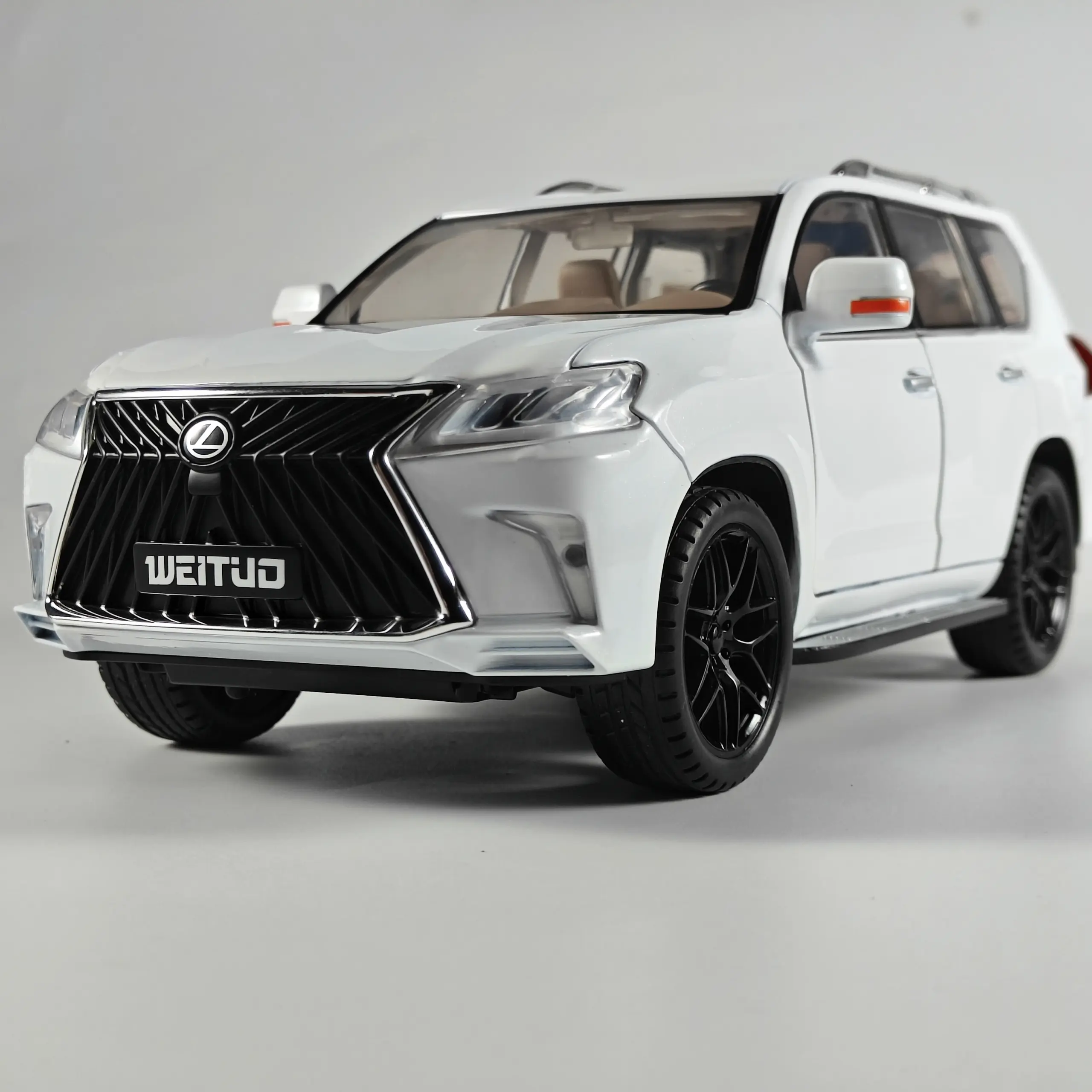 Lexus LX570 1:18 Diecast Model SUV Collector's Item 5 Lexus LX570 1:18 Diecast Model SUV Collector's Item - Image 5