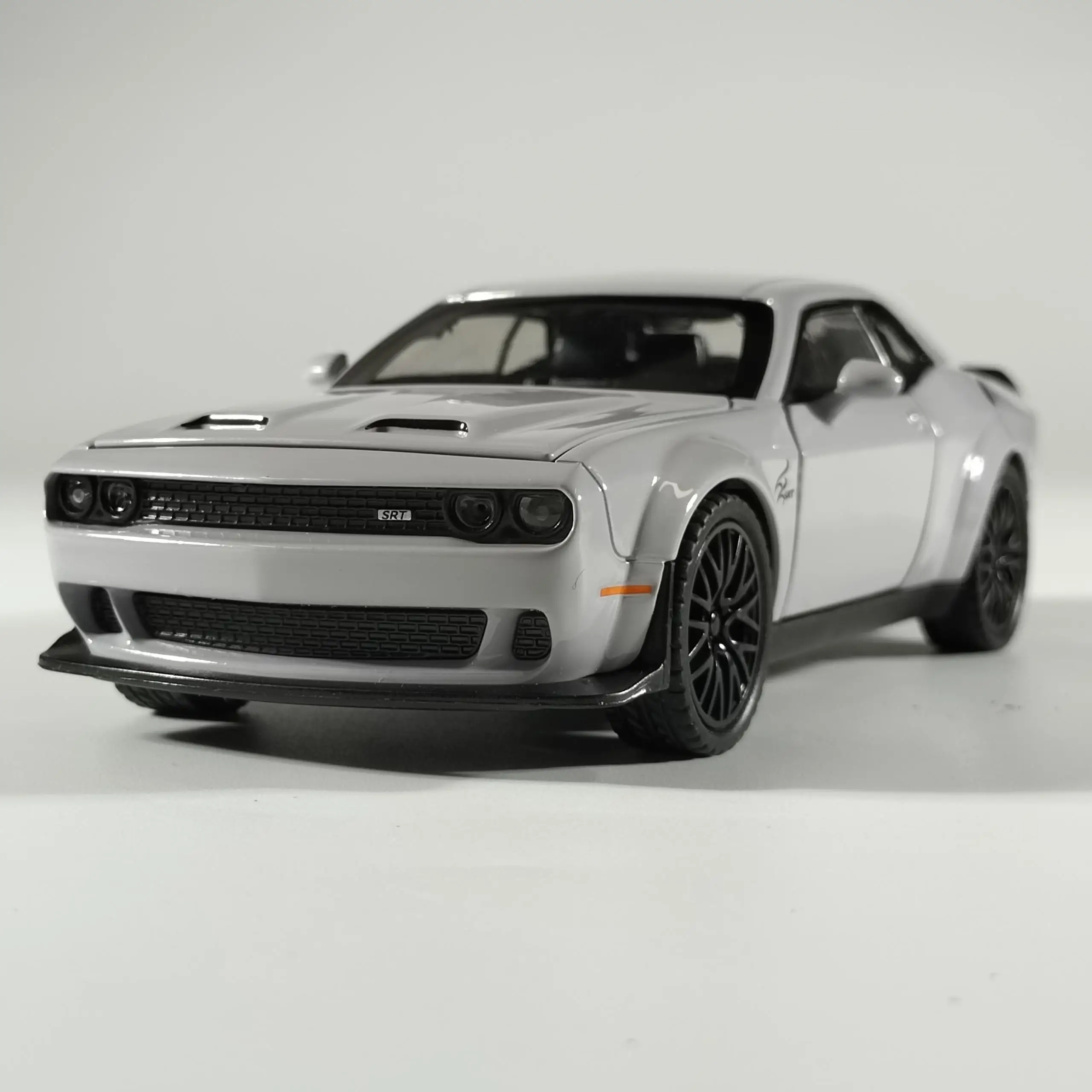 1:32 Dodge Challenger Hellcat Die-Cast Model 7 1:32 Dodge Challenger Hellcat Die-Cast Model - Image 7