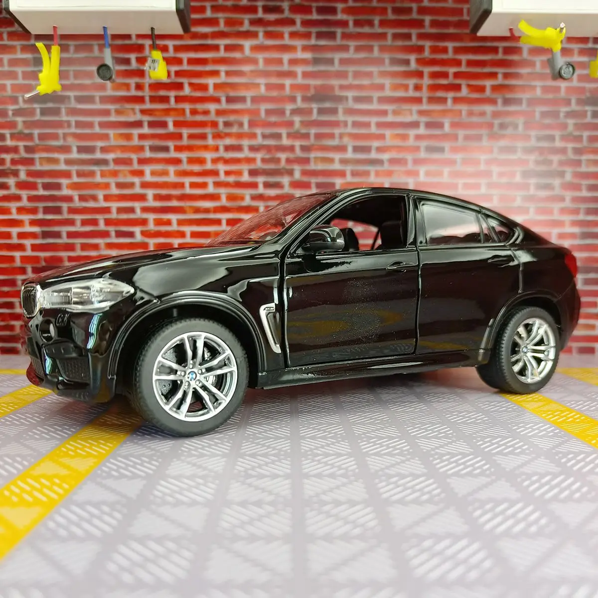 BMW X6M Coupe 1/24 Scale Diecast Model 8 BMW X6M Coupe 1/24 Scale Diecast Model - Image 8