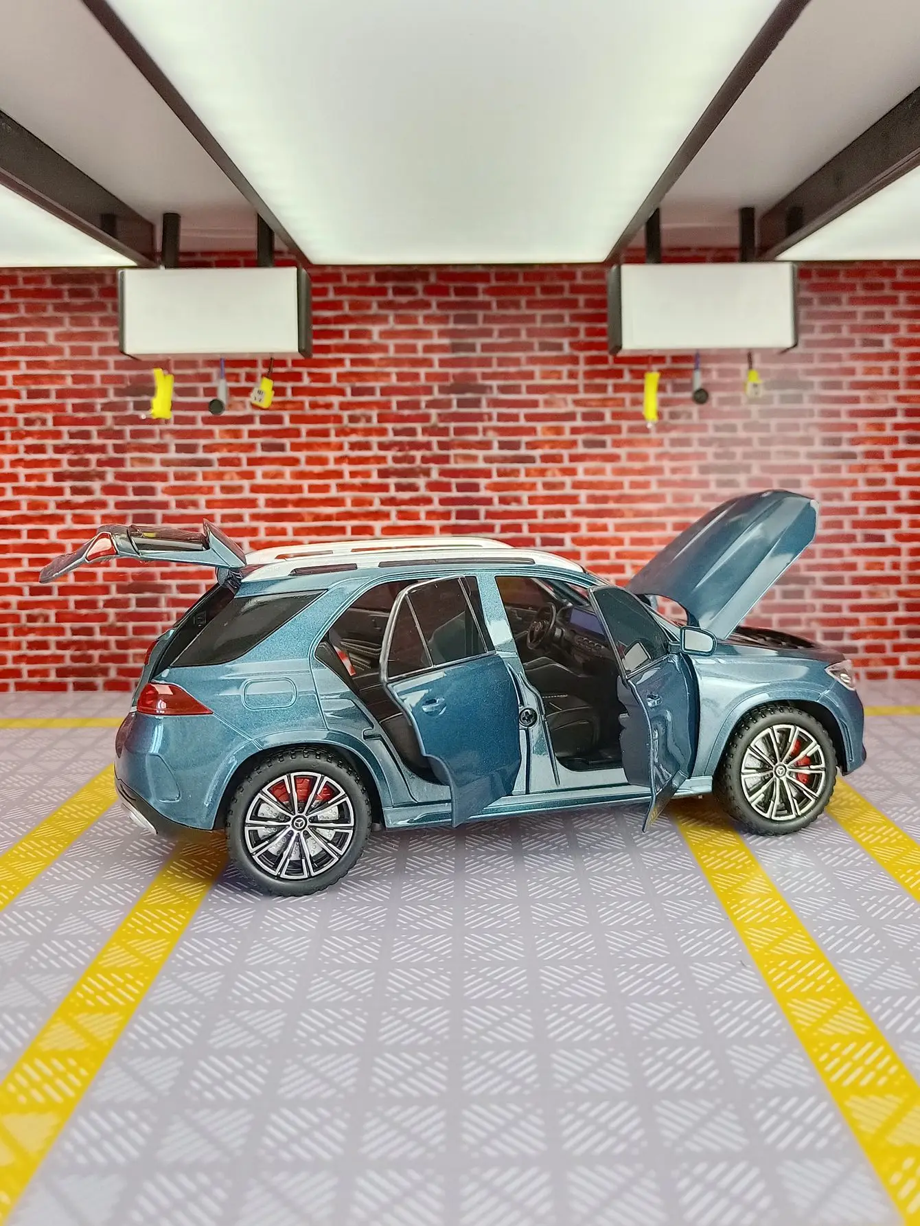 1:24 Mercedes Benz GLE350 Diecast Model 5 1:24 Mercedes Benz GLE350 Diecast Model - Image 5