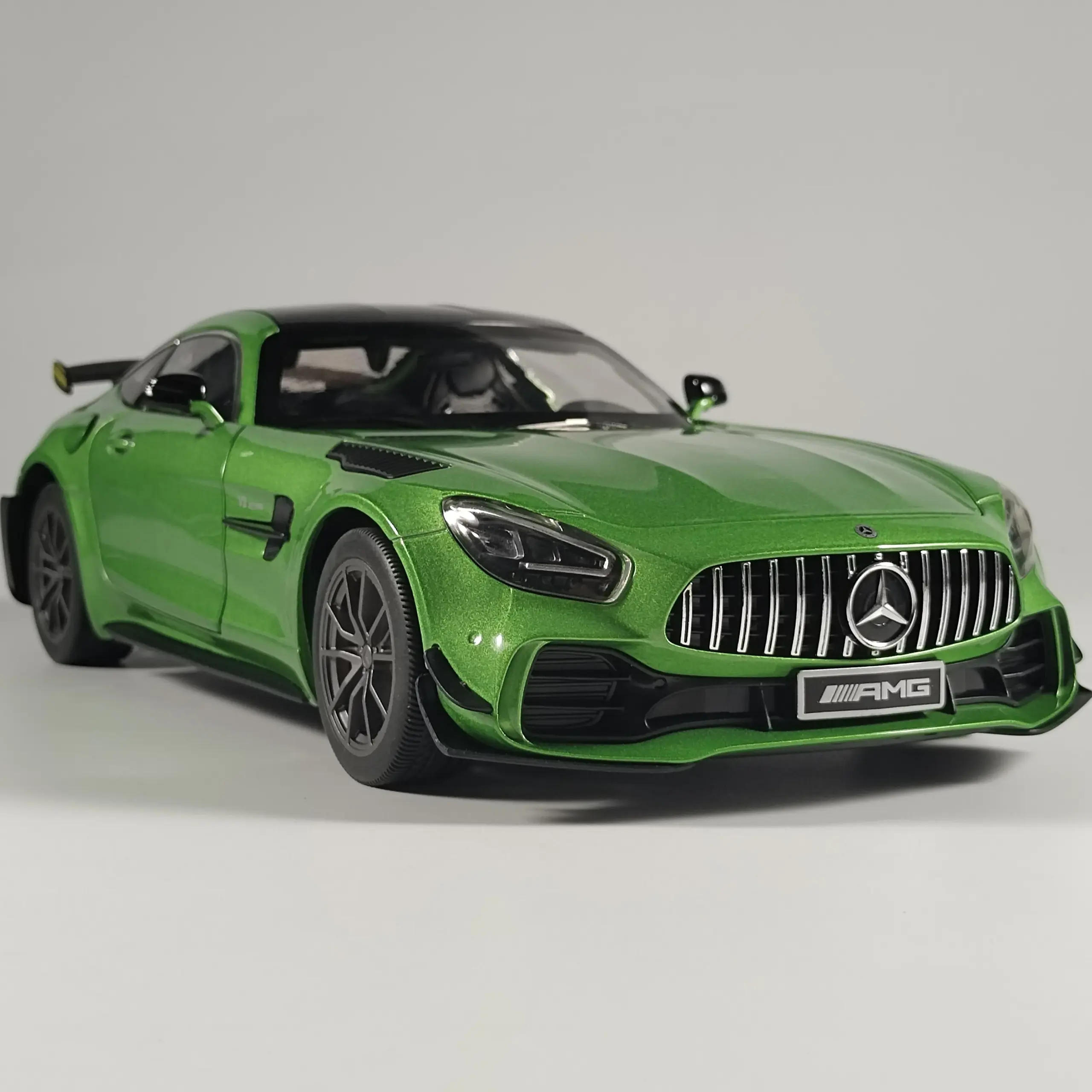 Benz AMG GTR 1:18 Scale Diecast Model 3 Benz AMG GTR 1:18 Scale Diecast Model - Image 3