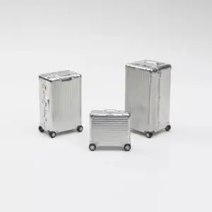 1:18 Scale Three-Piece Suitcase Set 8 S3d4c7410aa13450b99396f8e8deb7e33C