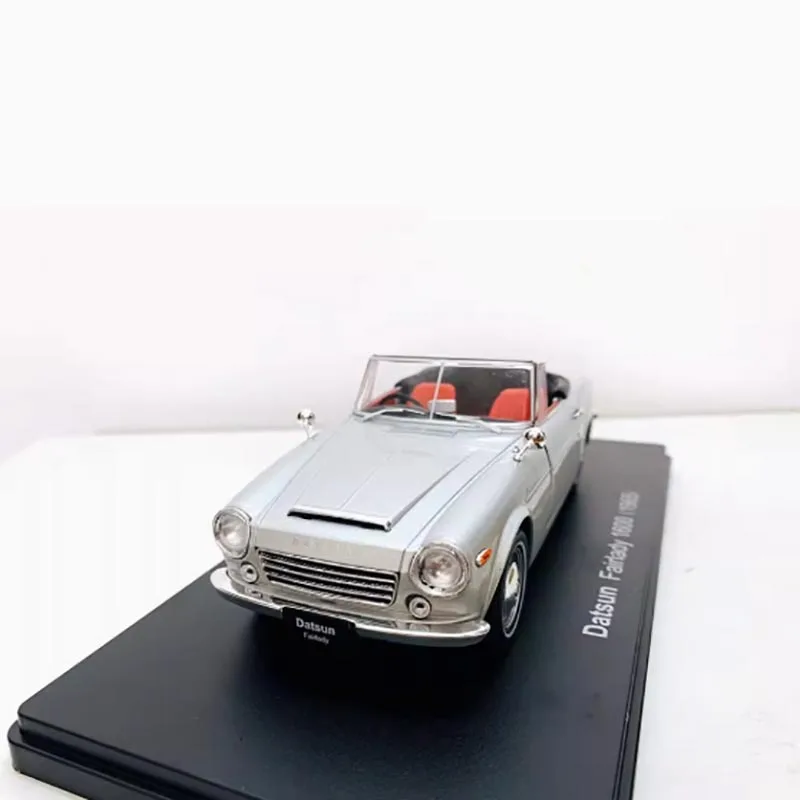 1965 Datsun Fairlady 1600 Diecast Model 1/24 4 1965 Datsun Fairlady 1600 Diecast Model 1/24 - Image 4