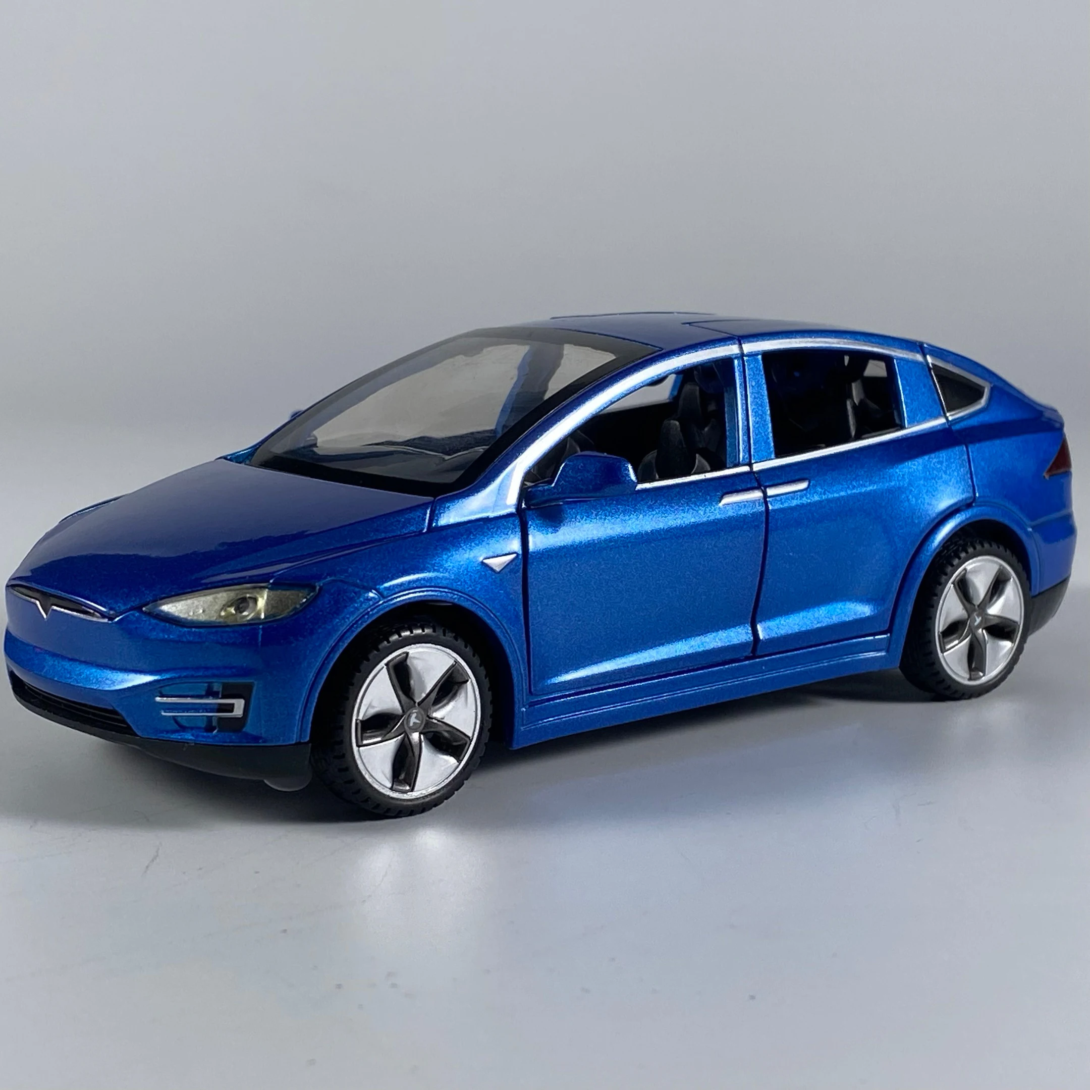 Vibrant Blue Electric SUV Diecast Model 1:32 Scale 13 Vibrant Blue Electric SUV Diecast Model 1:32 Scale - Image 13