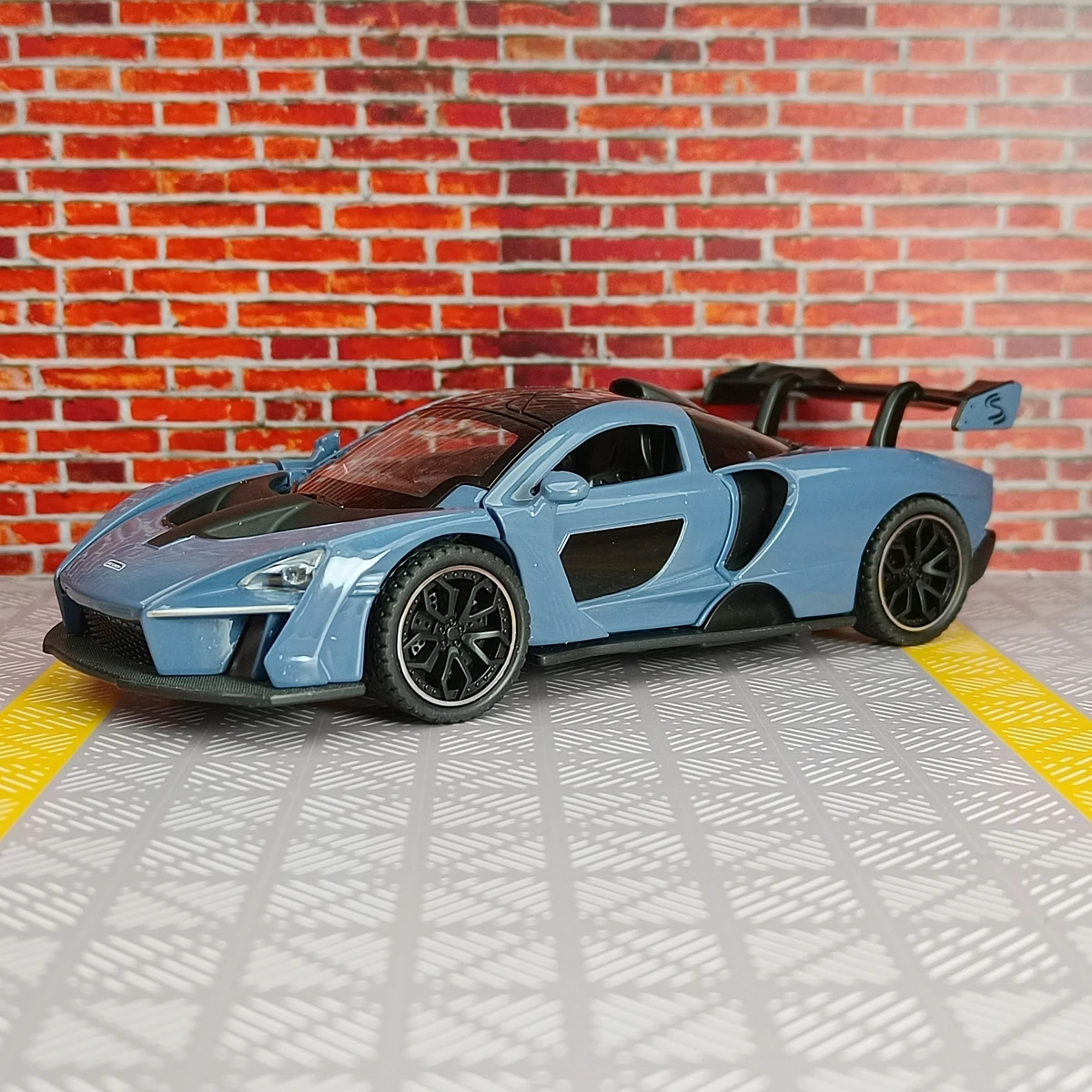 1/32 Scale McLaren Senna Alloy Model Car 9 1/32 Scale McLaren Senna Alloy Model Car - Image 9