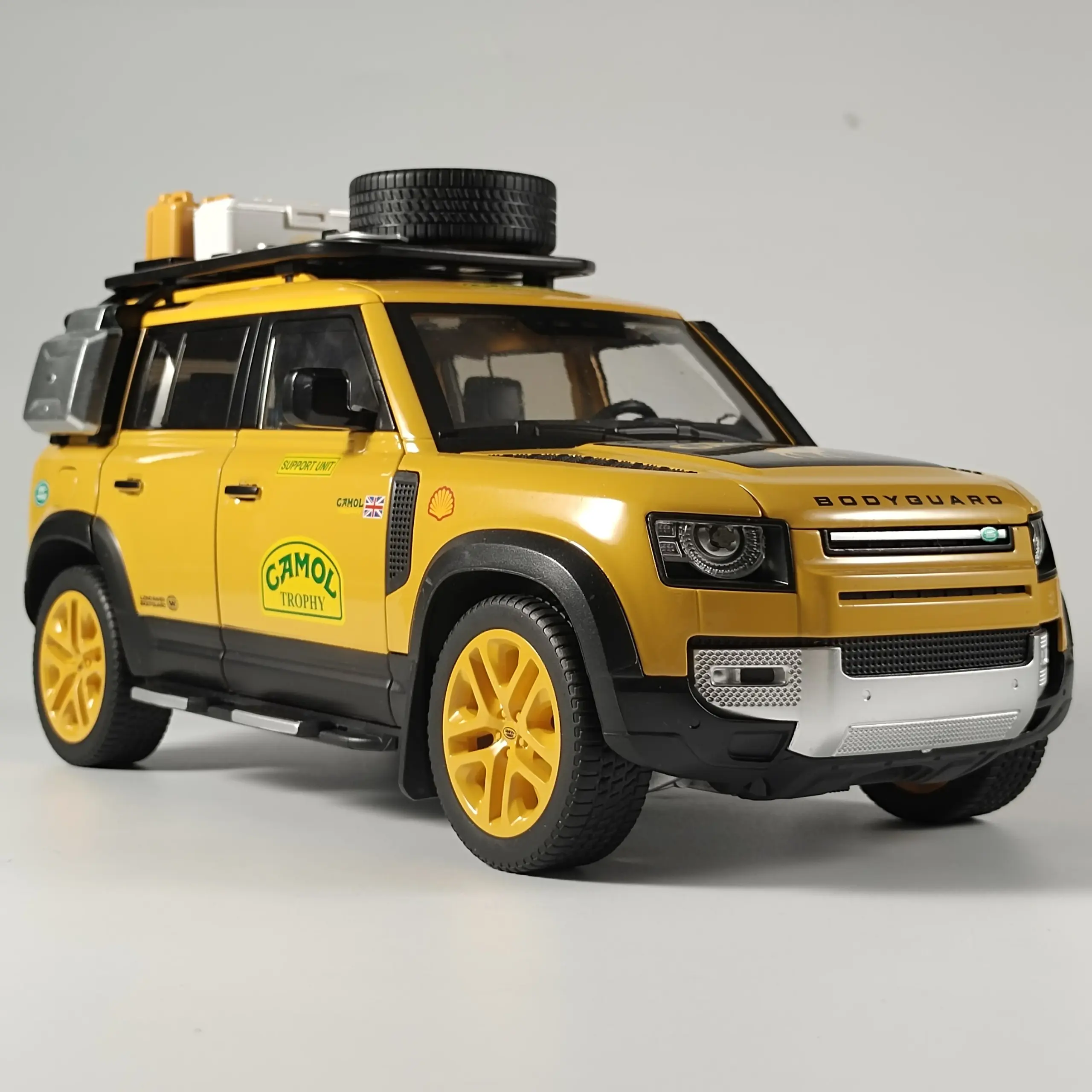 Land Rover Defender 110 1:18 Scale Diecast Model 5 Land Rover Defender 110 1:18 Scale Diecast Model - Image 5