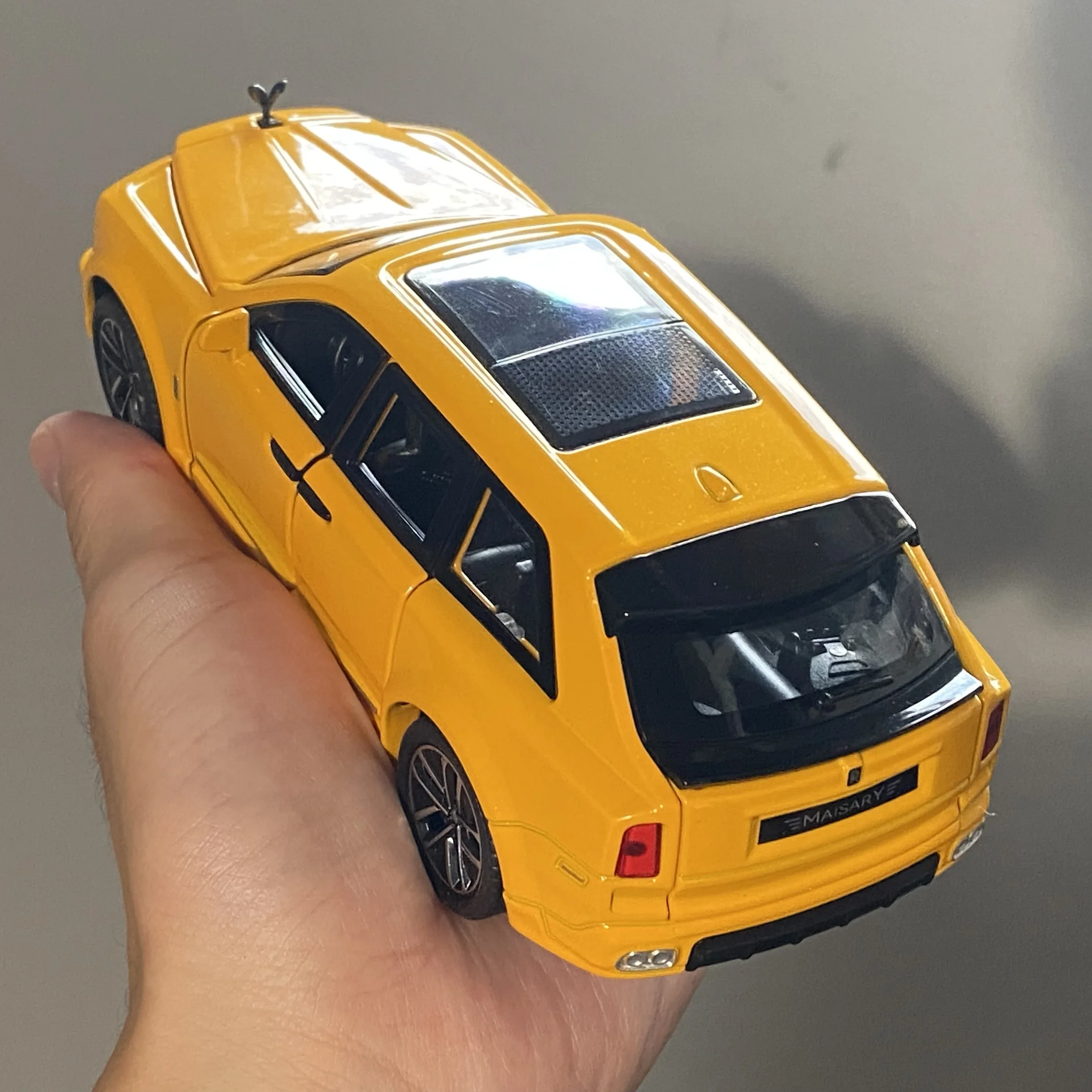 Rolls Royce Cullinan 1:32 Scale Diecast Model 5 Rolls Royce Cullinan 1:32 Scale Diecast Model - Image 5