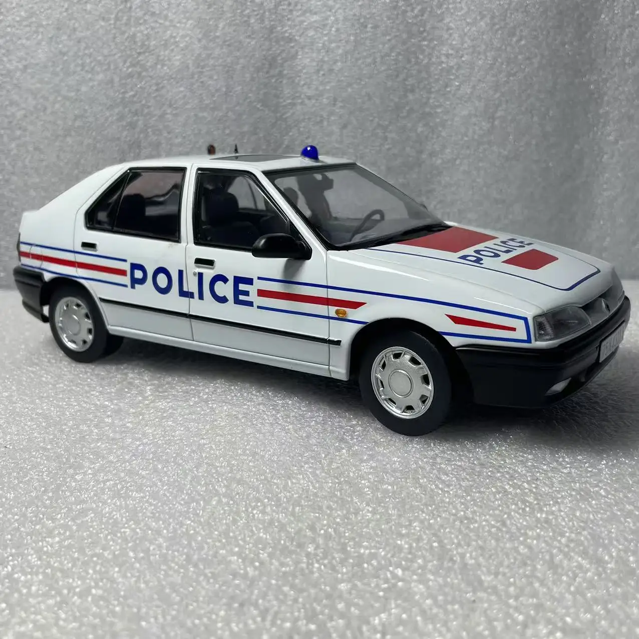 1/18 Scale Renault 19 Police Car Model 4 1/18 Scale Renault 19 Police Car Model - Image 4
