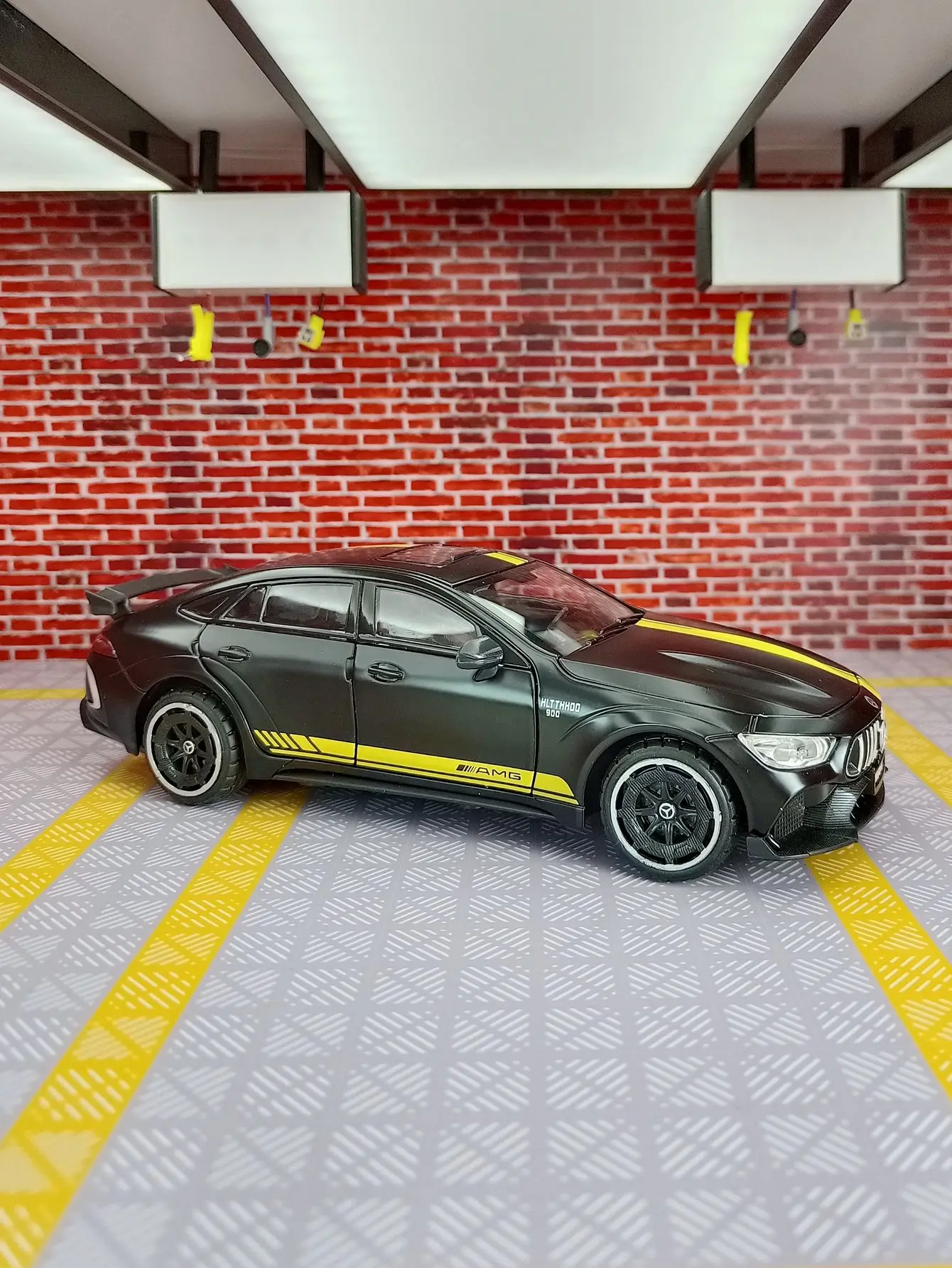 1:24 Scale Mercedes GT63 AMG Diecast Model 6 1:24 Scale Mercedes GT63 AMG Diecast Model - Image 6