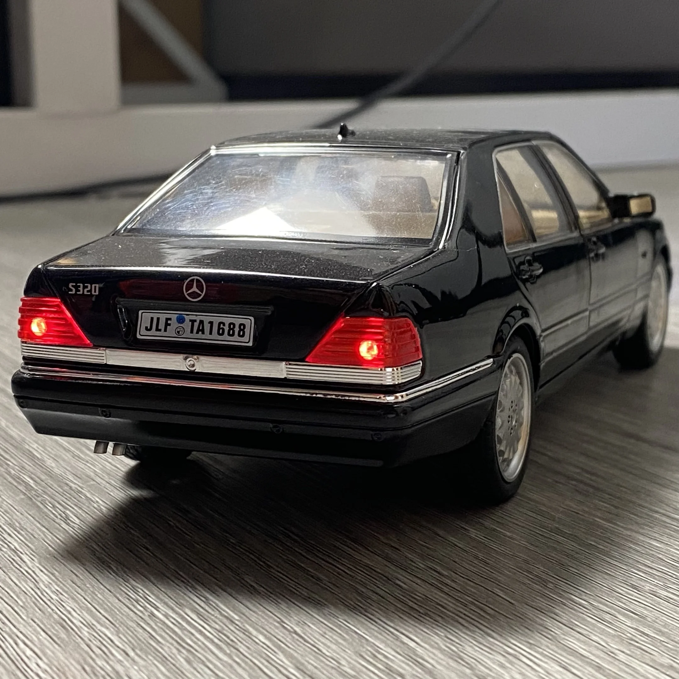 Benz S W140 320SEL 1:24 Diecast Model 3 Benz S W140 320SEL 1:24 Diecast Model - Image 3