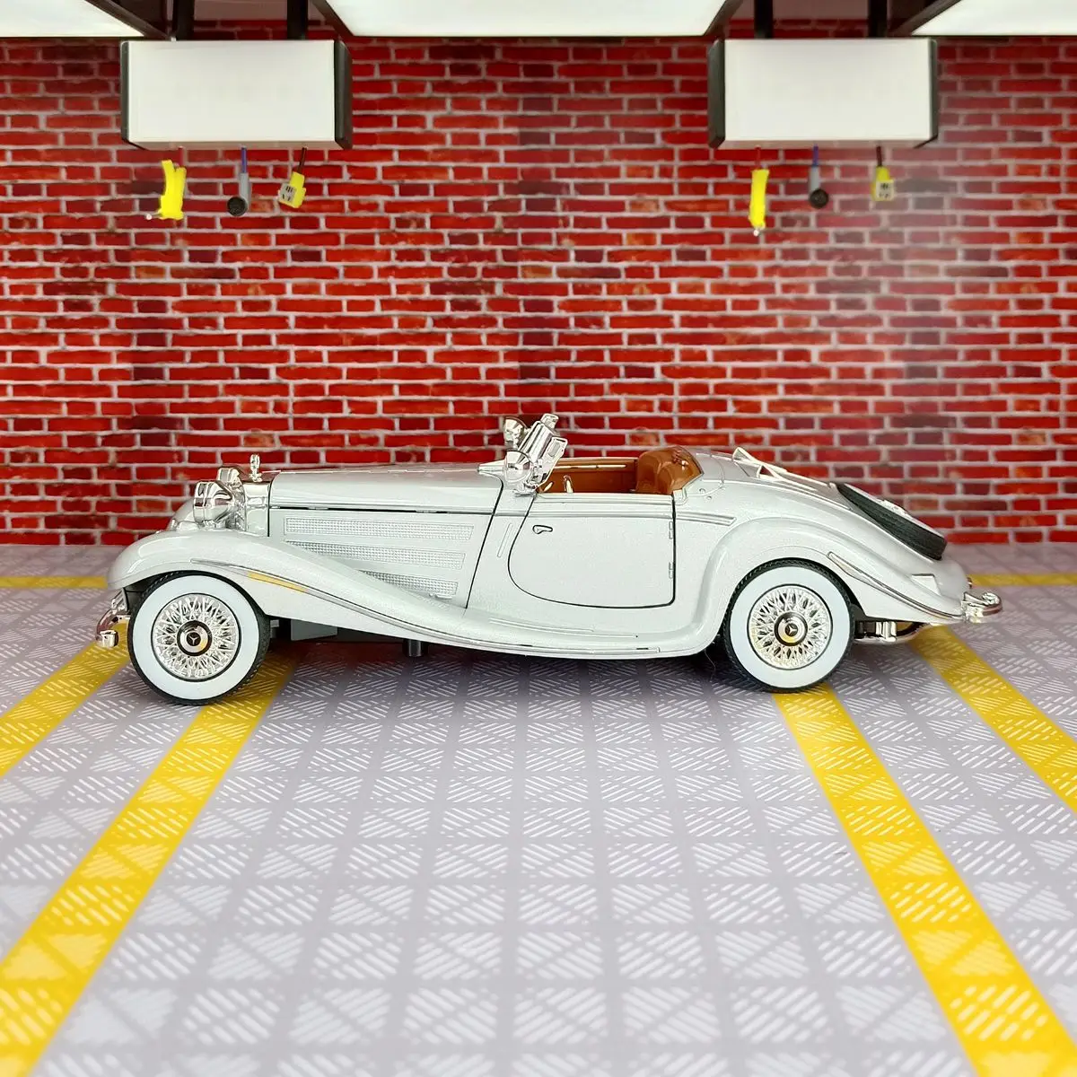 1:24 Scale Mercedes Benz 500K Model Car 9 1:24 Scale Mercedes Benz 500K Model Car - Image 9