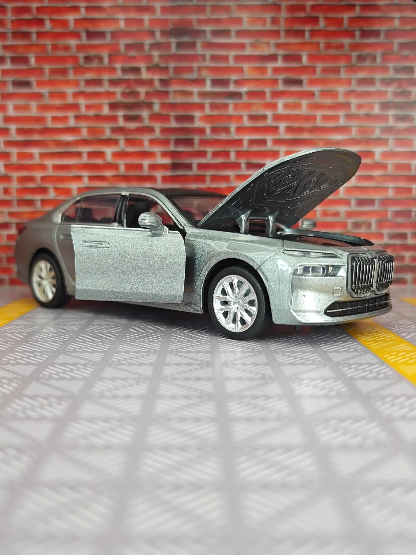 BMW I7 1:32 Scale Alloy Model Car 4 BMW I7 1:32 Scale Alloy Model Car - Image 4