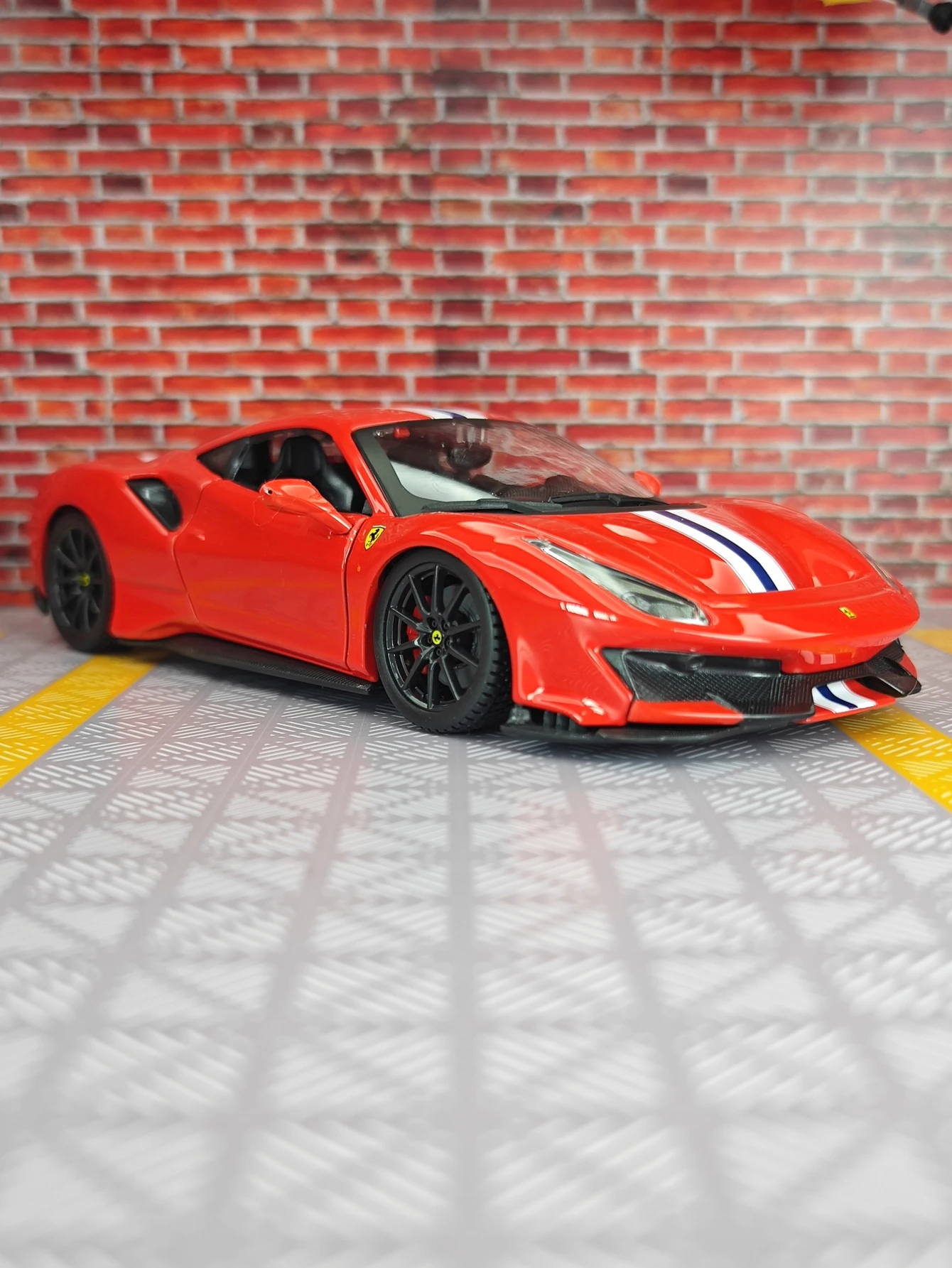 Ferrari 488 PISTA 1:24 Scale Diecast Model 6 Ferrari 488 PISTA 1:24 Scale Diecast Model - Image 6