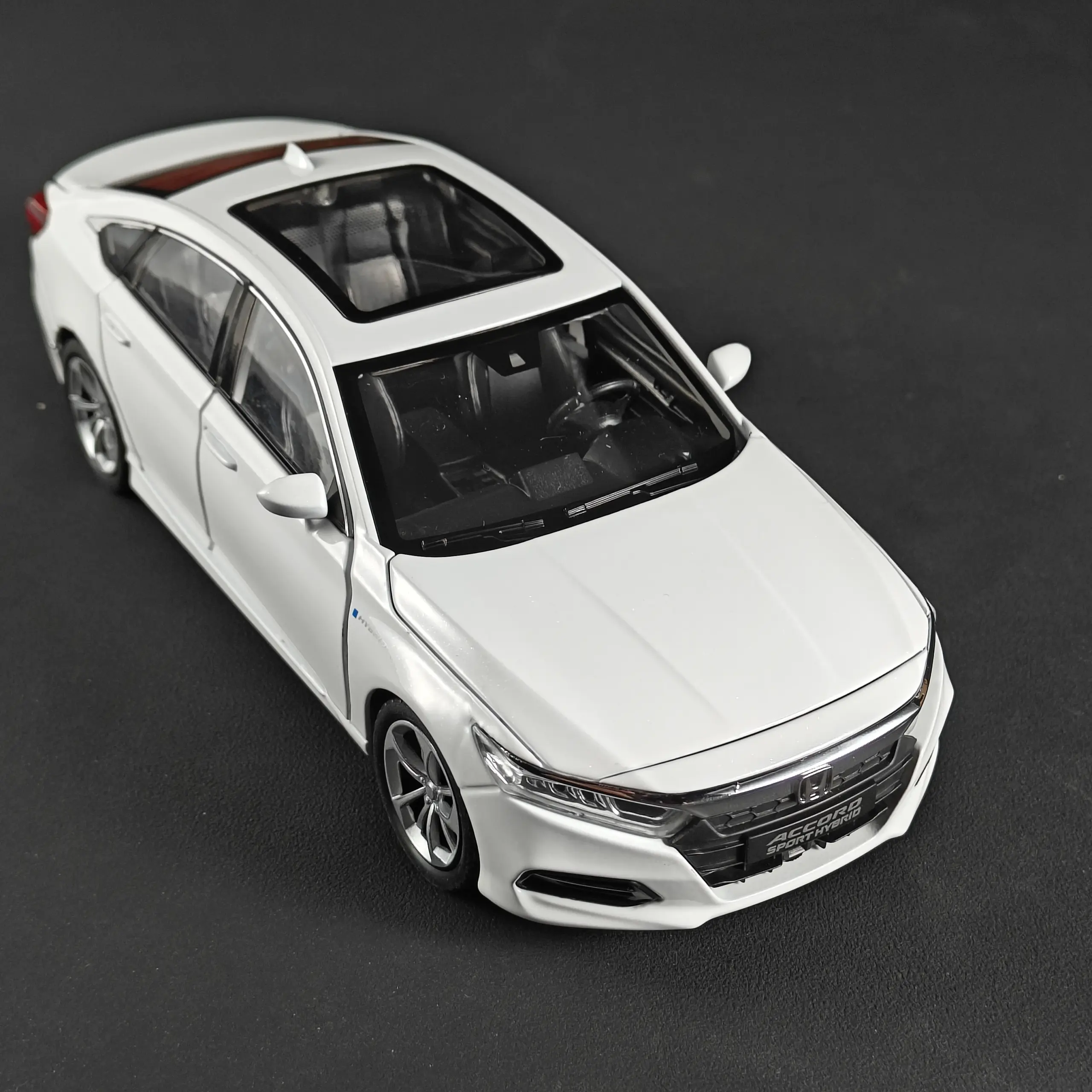 White 1:24 Scale Honda Accord Diecast Model 2 White 1:24 Scale Honda Accord Diecast Model - Image 2