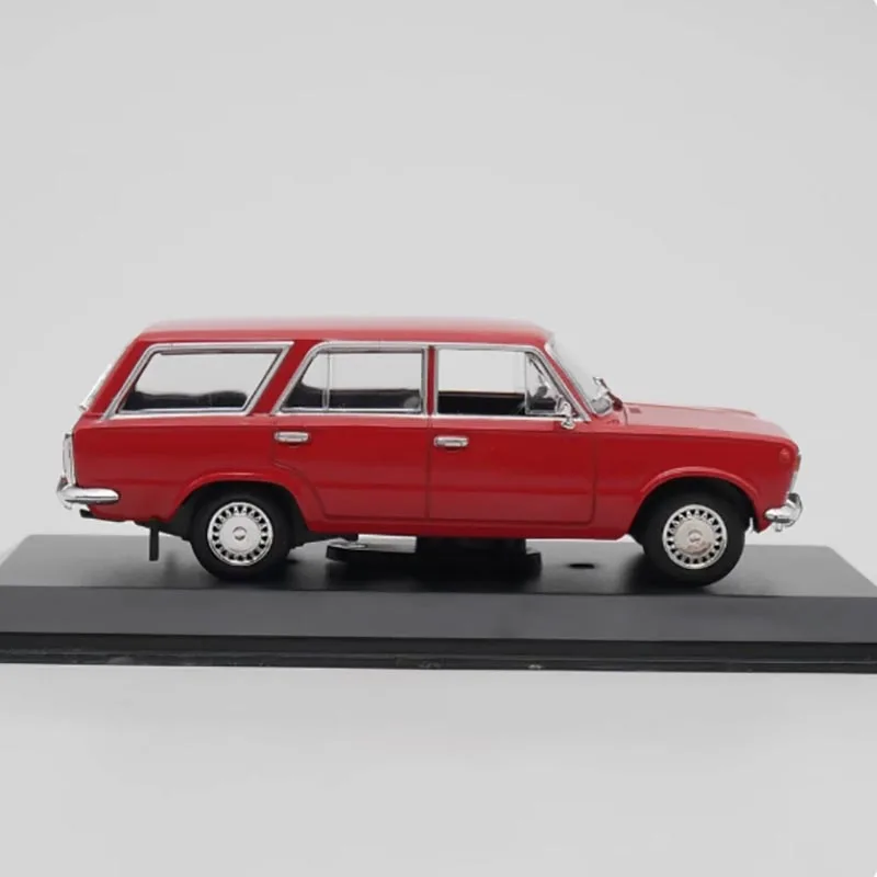 125P Kombi Diecast Model 1:43 Vibrant Red 4 125P Kombi Diecast Model 1:43 Vibrant Red - Image 4