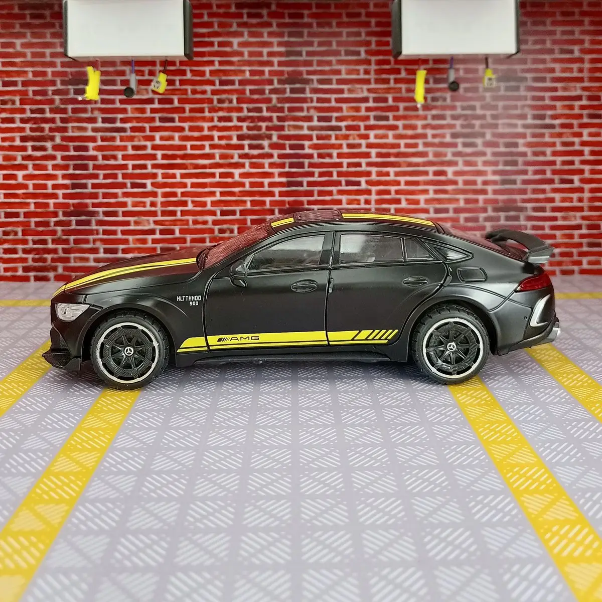 1:24 Scale Mercedes GT63 AMG Diecast Model 8 1:24 Scale Mercedes GT63 AMG Diecast Model - Image 8