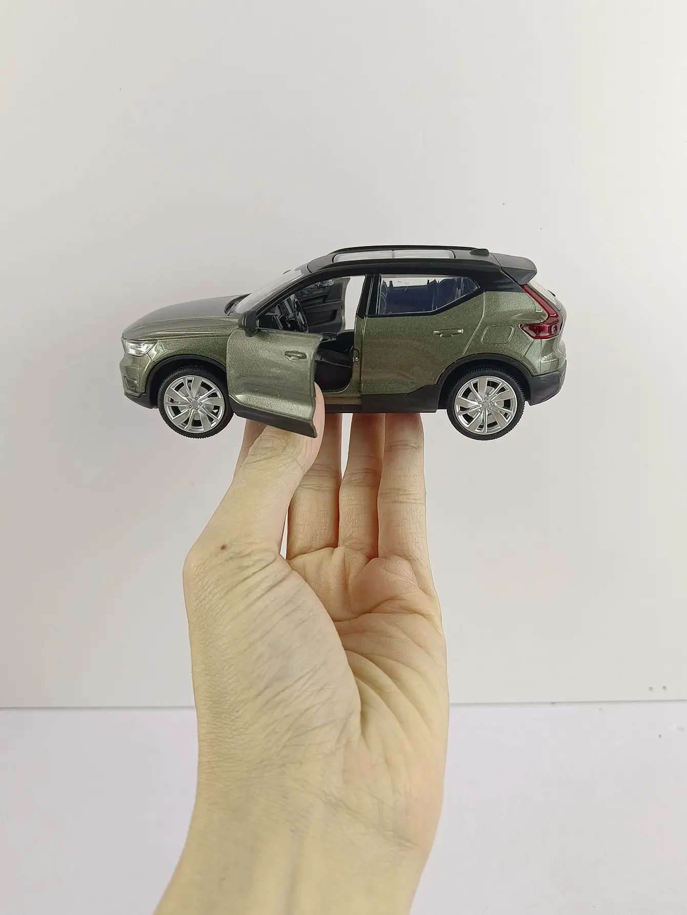 Volvo XC40 1:32 Scale Diecast Model 3 Volvo XC40 1:32 Scale Diecast Model - Image 3