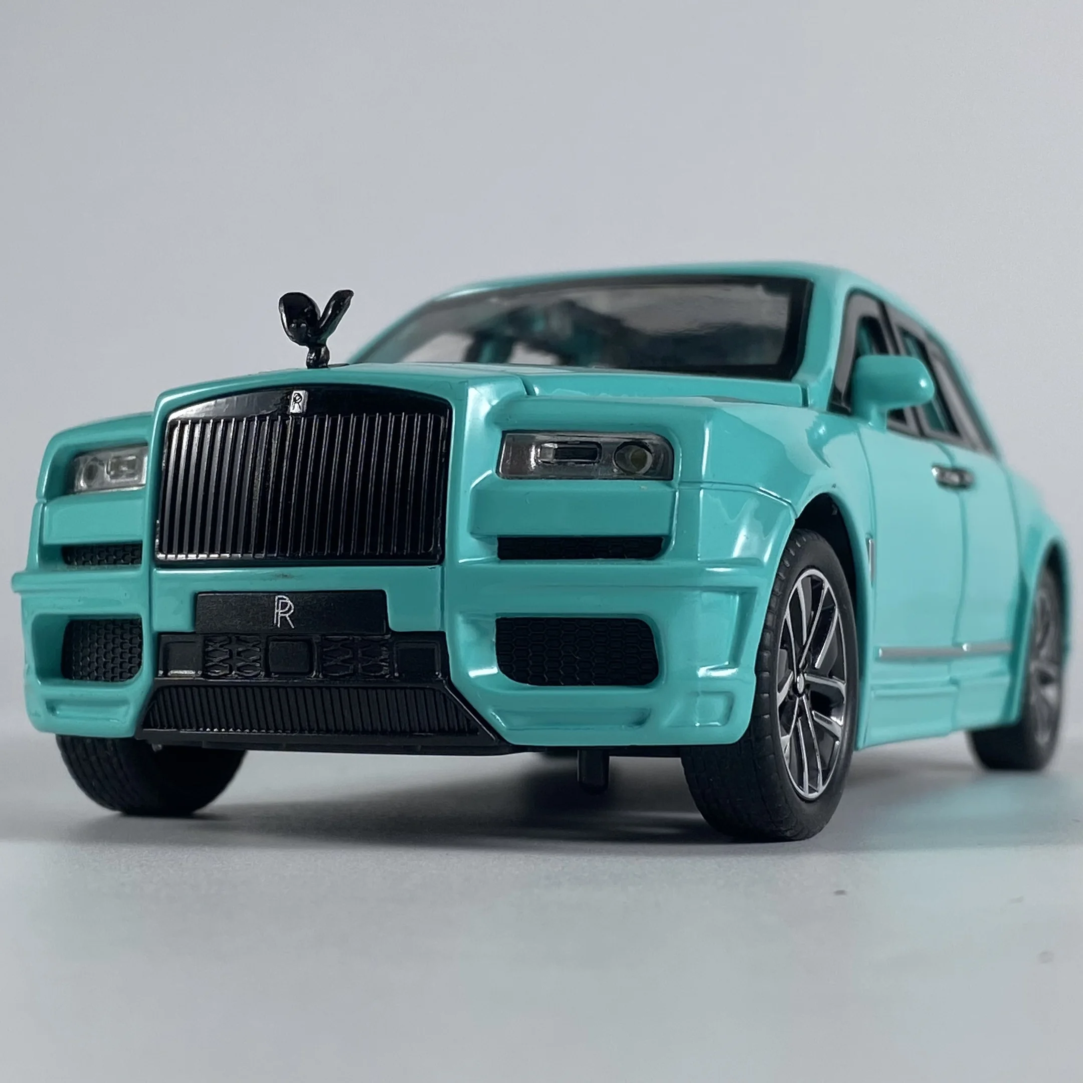 Rolls Royce Cullinan 1:32 Scale Diecast Model 3 Rolls Royce Cullinan 1:32 Scale Diecast Model - Image 3