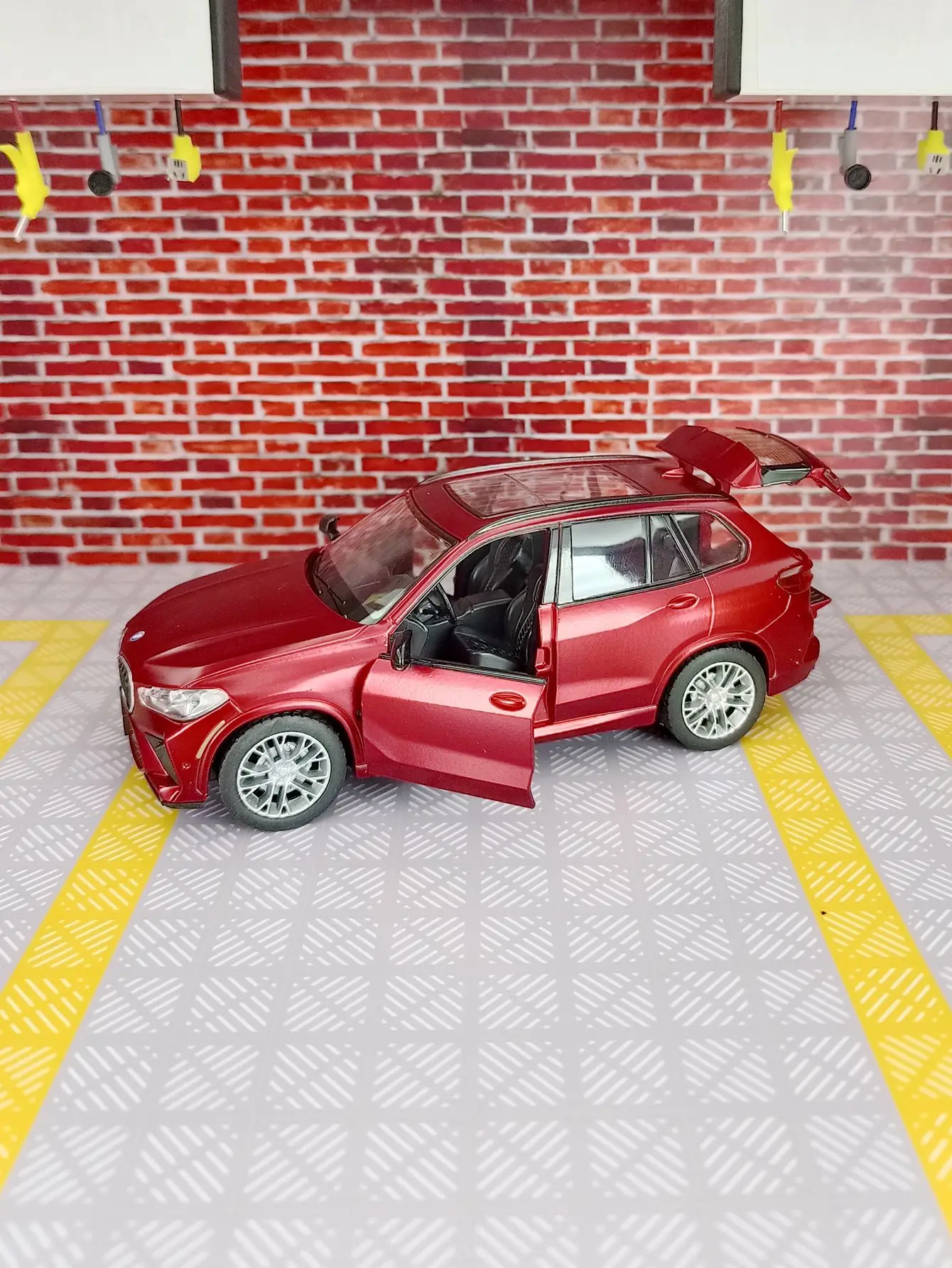 1:32 Scale BMW X5M Diecast Model Car 2 1:32 Scale BMW X5M Diecast Model Car - Image 2