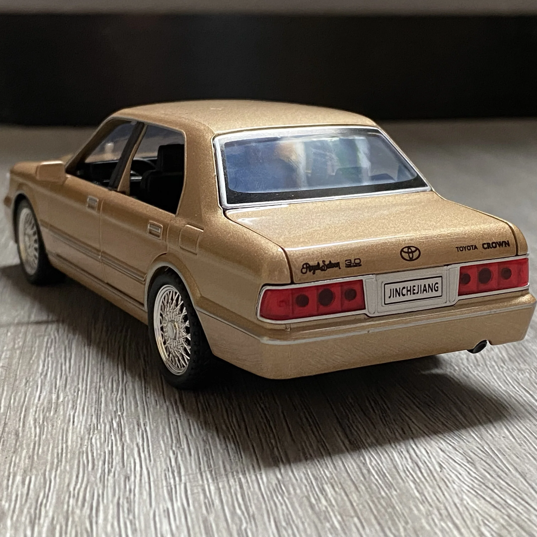 Toyota Crown Royal Classic 1:32 Diecast Model 5 Toyota Crown Royal Classic 1:32 Diecast Model - Image 5