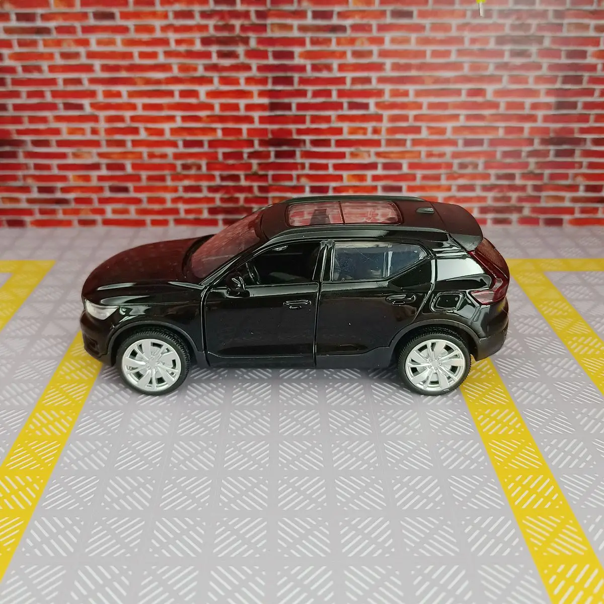 Volvo XC40 1:32 Scale Diecast Model 7 Volvo XC40 1:32 Scale Diecast Model - Image 7