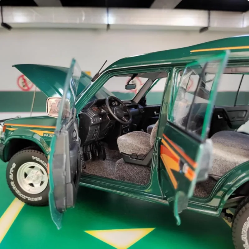 1:18 Scale Mitsubishi Pajero Model in Green 2 1:18 Scale Mitsubishi Pajero Model in Green - Image 2