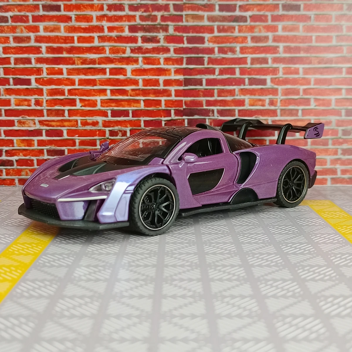 1/32 Scale McLaren Senna Alloy Model Car 8 1/32 Scale McLaren Senna Alloy Model Car - Image 8