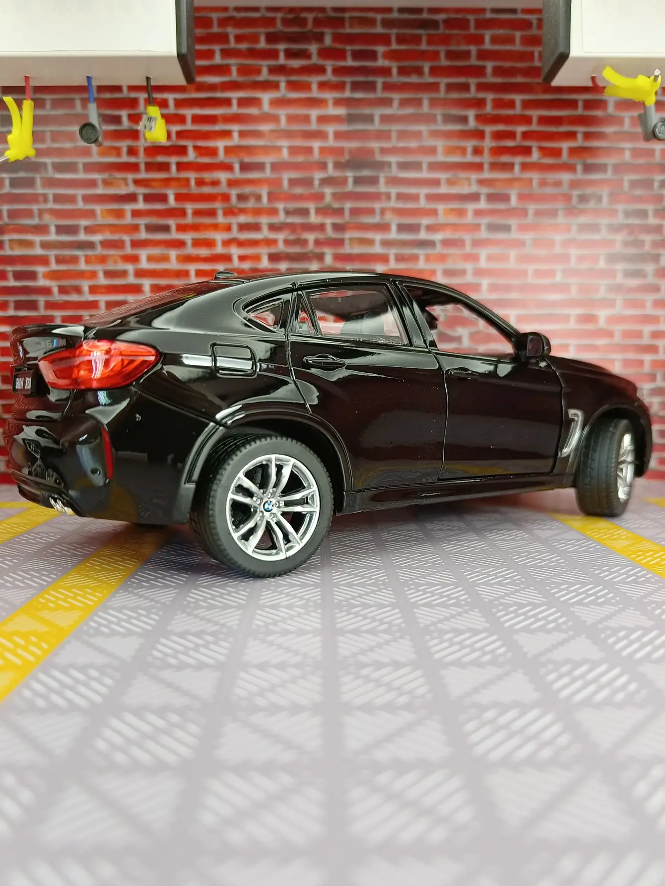 BMW X6M Coupe 1/24 Scale Diecast Model 4 BMW X6M Coupe 1/24 Scale Diecast Model - Image 4