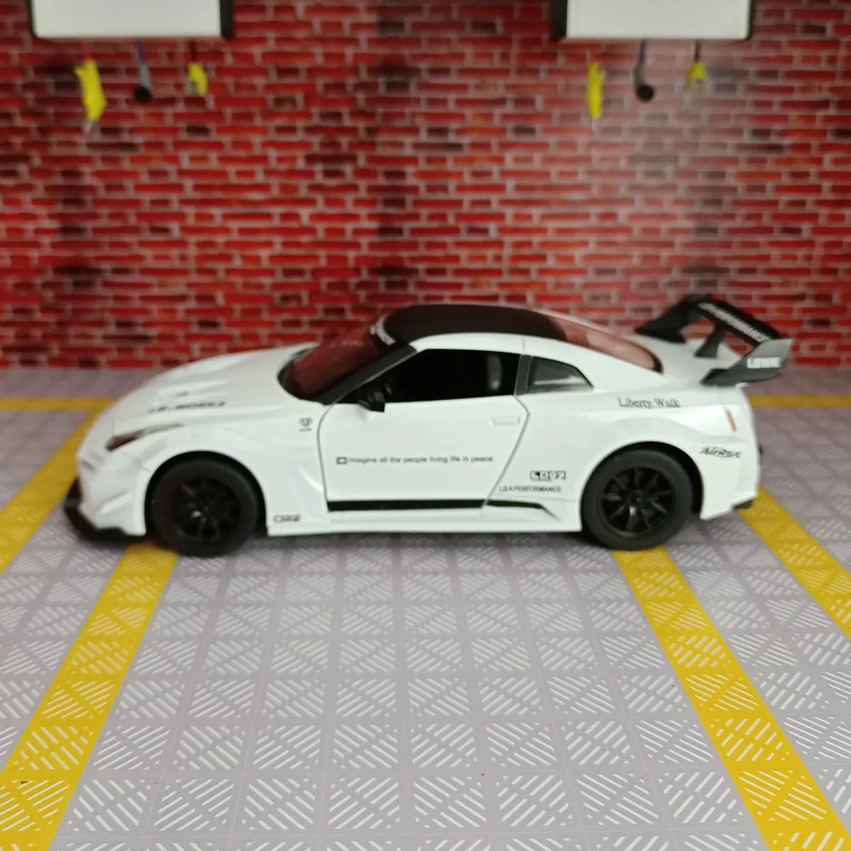 1:24 Diecast Nissan GTR Skyline Model Car 8 1:24 Diecast Nissan GTR Skyline Model Car - Image 8
