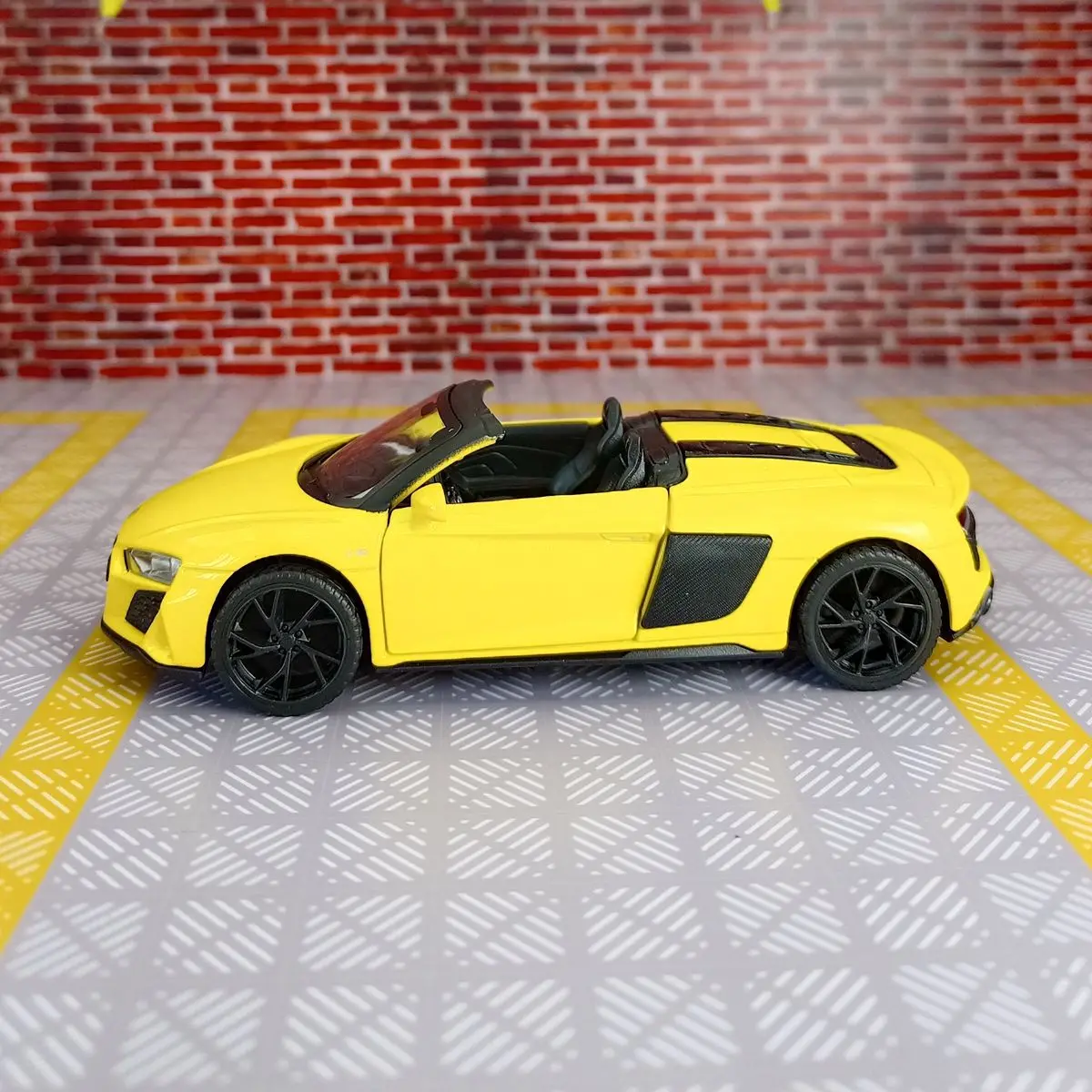 1/32 Scale Audi R8 Spyder Diecast Model Car 7 1/32 Scale Audi R8 Spyder Diecast Model Car - Image 7