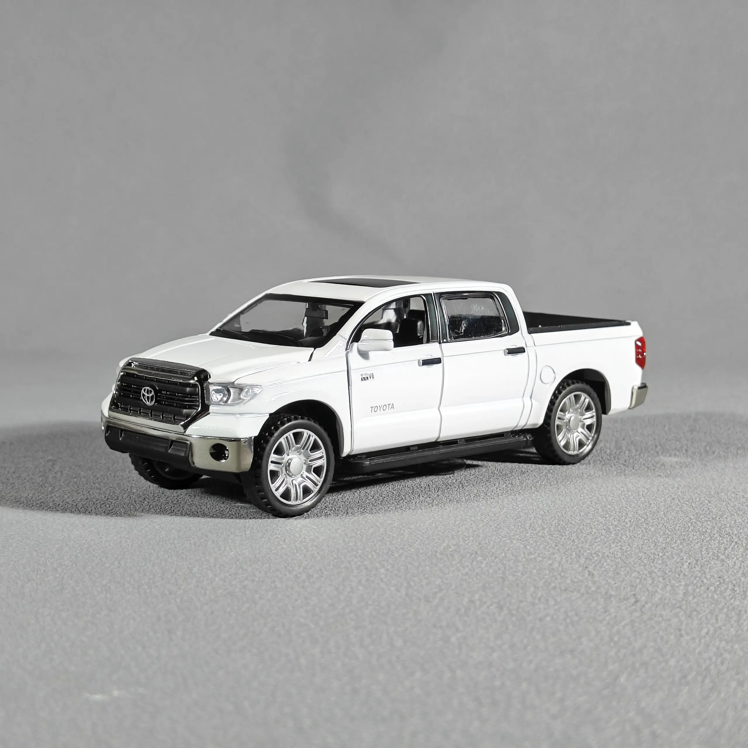 Toyota Tundra 1:32 Scale Diecast Model 3 Toyota Tundra 1:32 Scale Diecast Model - Image 3