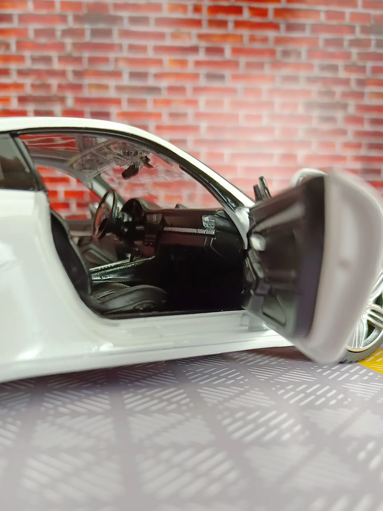 1:24 Scale Porsche 911 Diecast Model Car 2 1:24 Scale Porsche 911 Diecast Model Car - Image 2