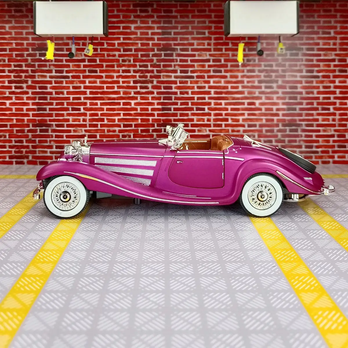 1:24 Scale Mercedes Benz 500K Model Car 7 1:24 Scale Mercedes Benz 500K Model Car - Image 7